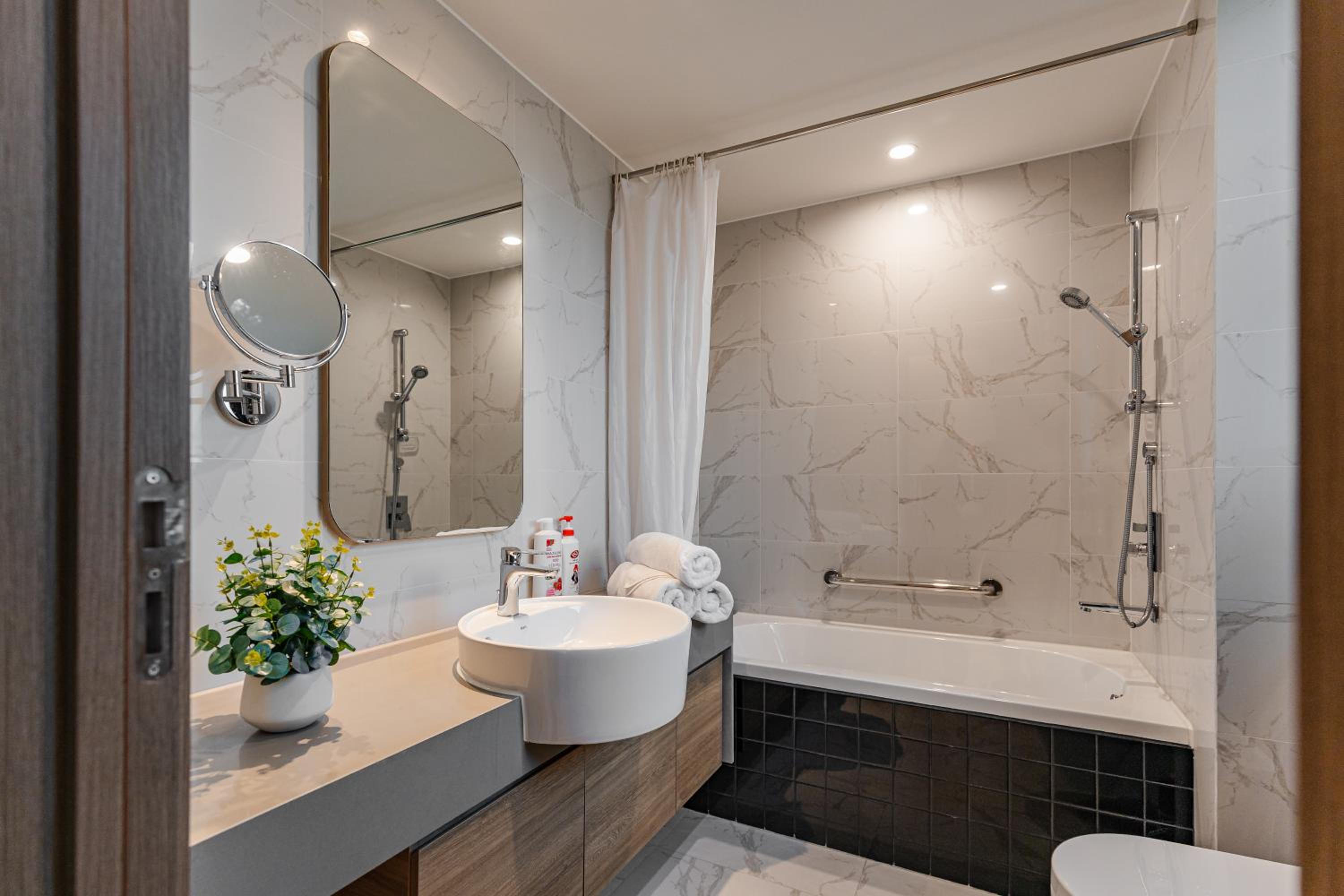 Luxury 2 or 3BR Apartment in Dist 1, Pool and airport pickup