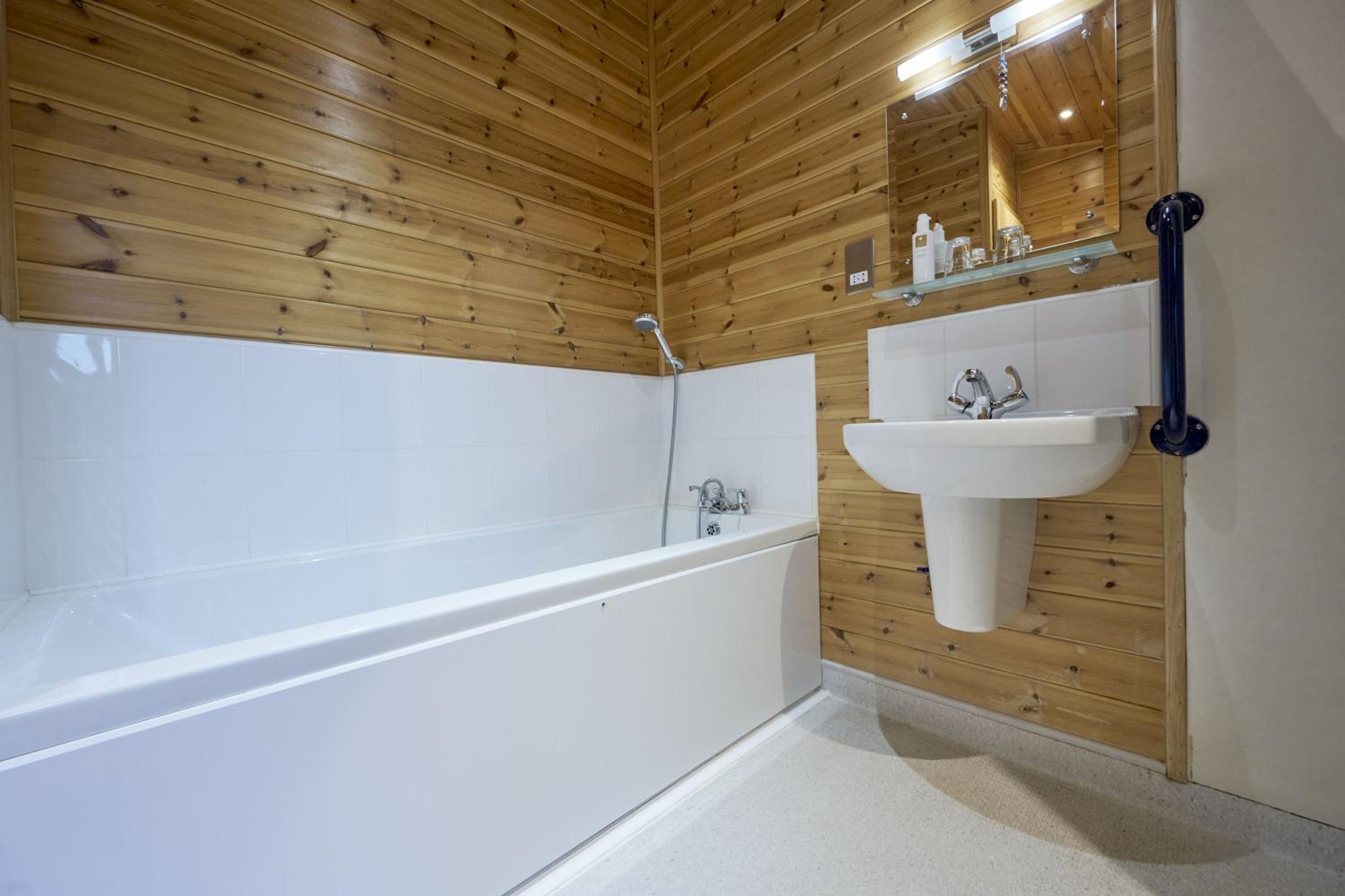 Buzzard Lodge with Hot-tub