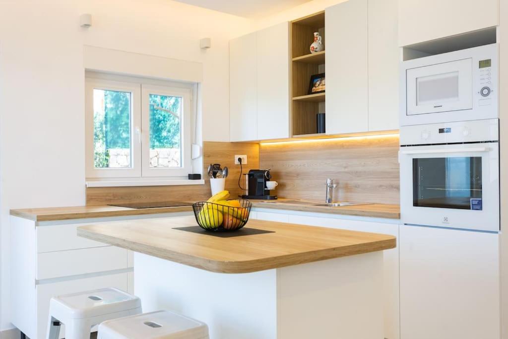 Villa Sea Touch - beachfront, with a heated pool view 4