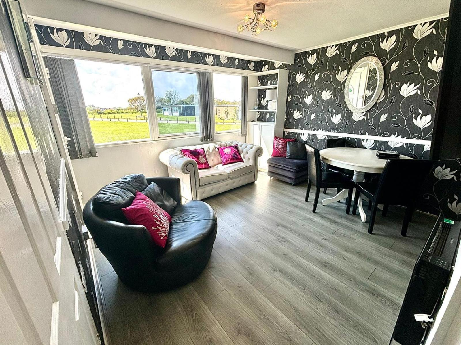 Family Chalets - 5 mins walk to beach, nr Great Yarmouth & Norfolk Broads view 2