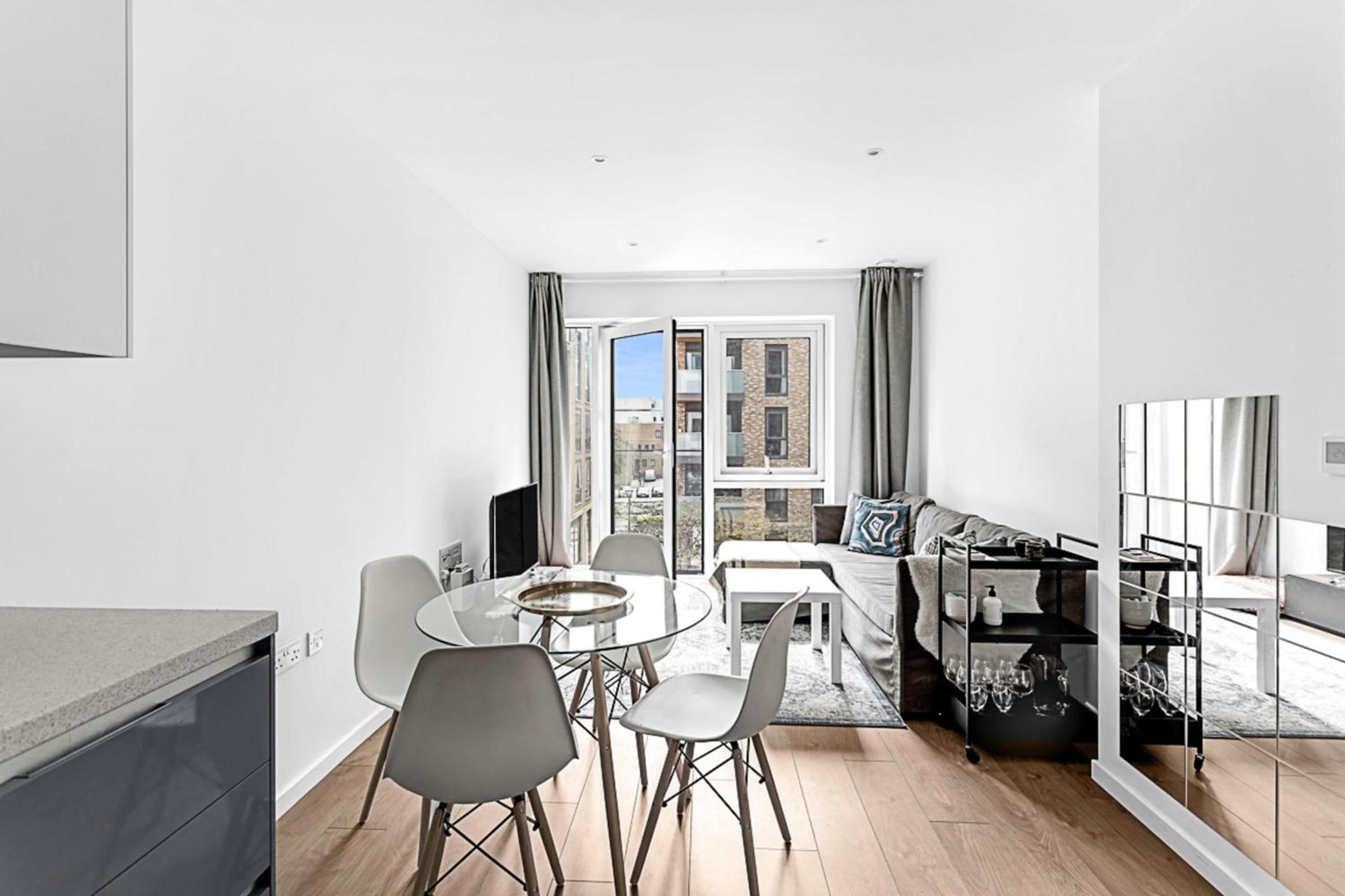 Stylish Flat In Battersea Reach view 2