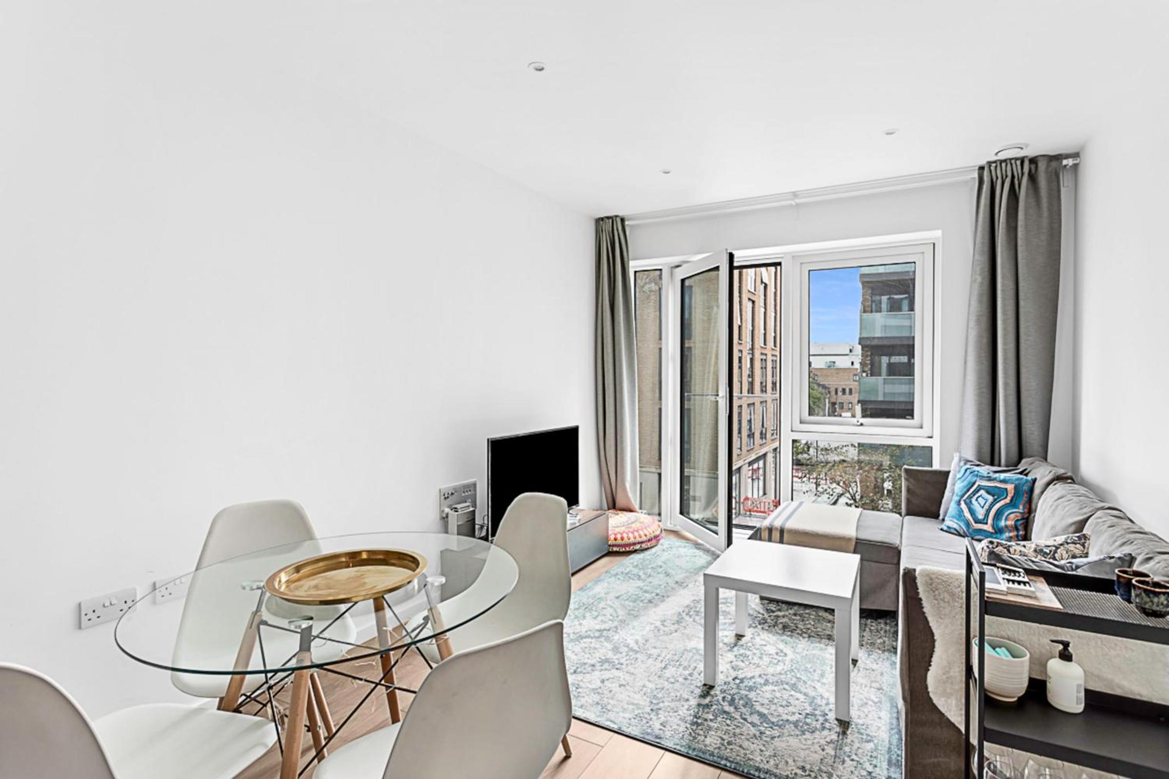 Stylish Flat In Battersea Reach view 3