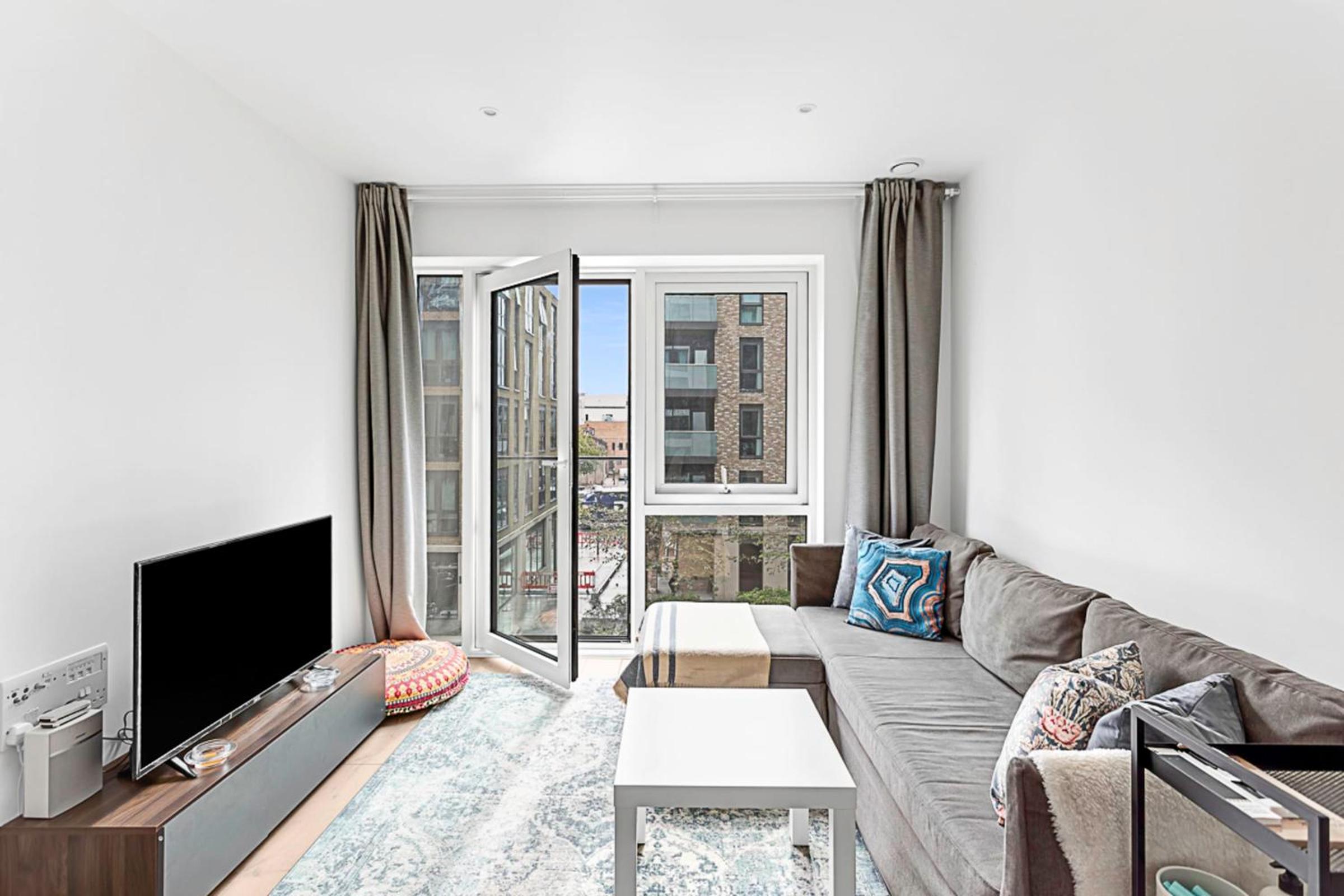 Stylish Flat In Battersea Reach view 4