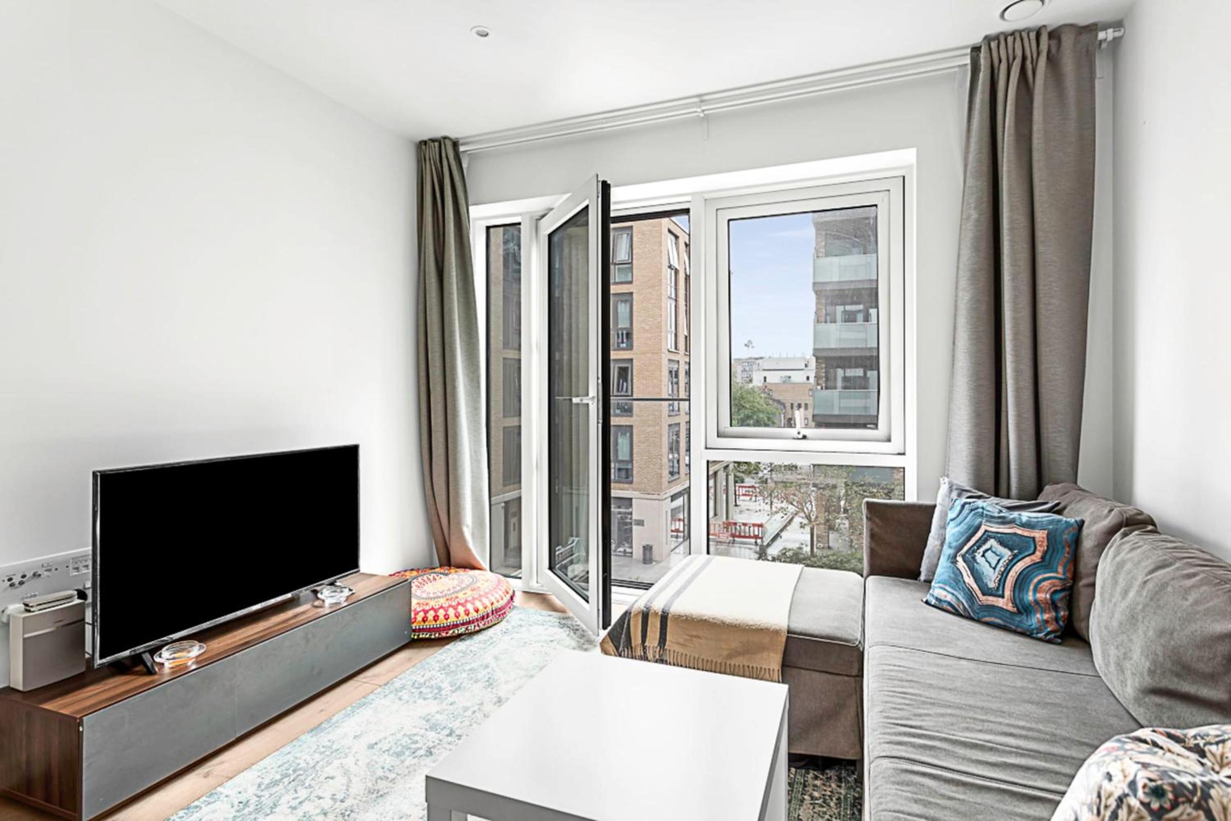 Stylish Flat In Battersea Reach view 5