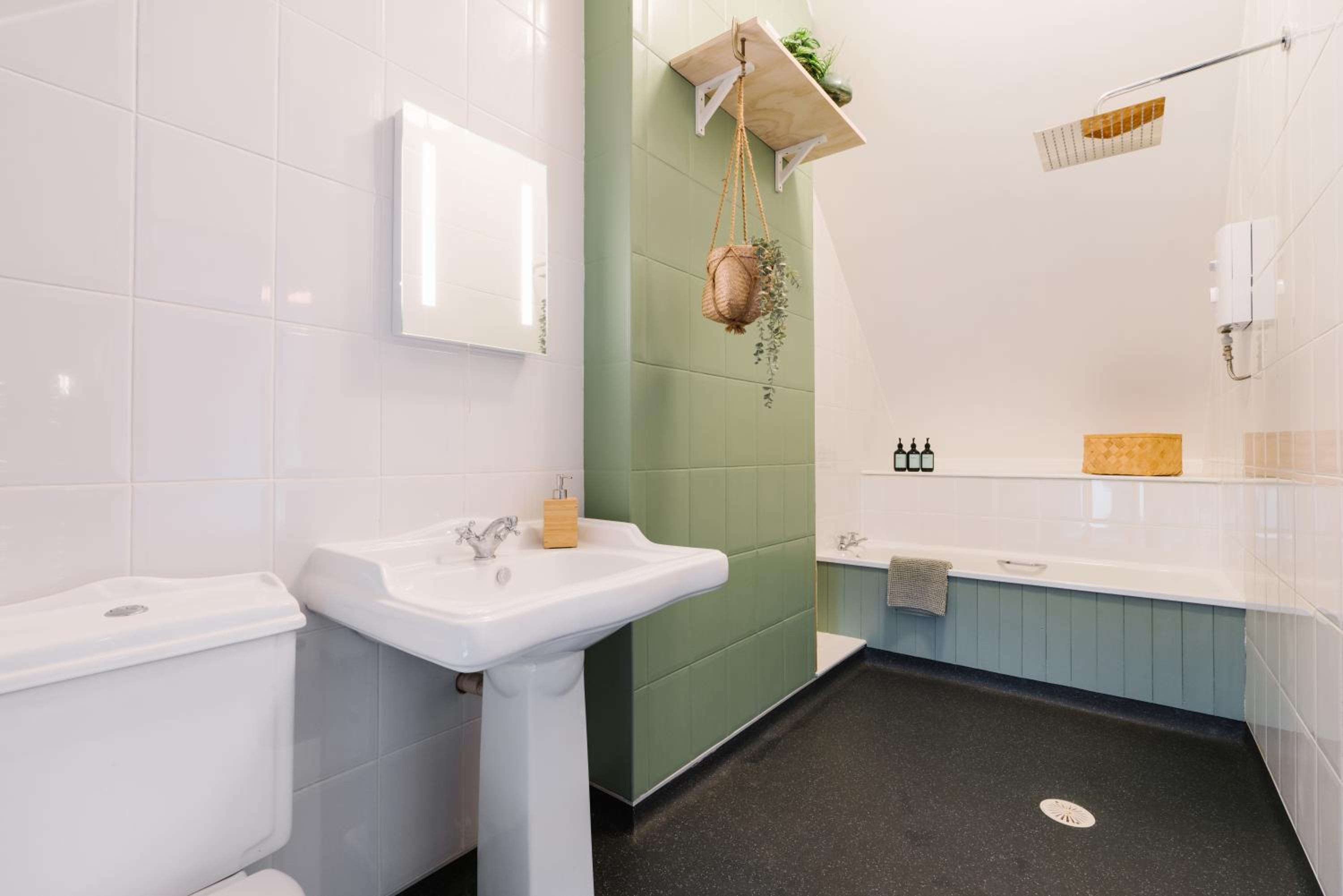 Unique cottage with outdoor bath, dog-friendly stay