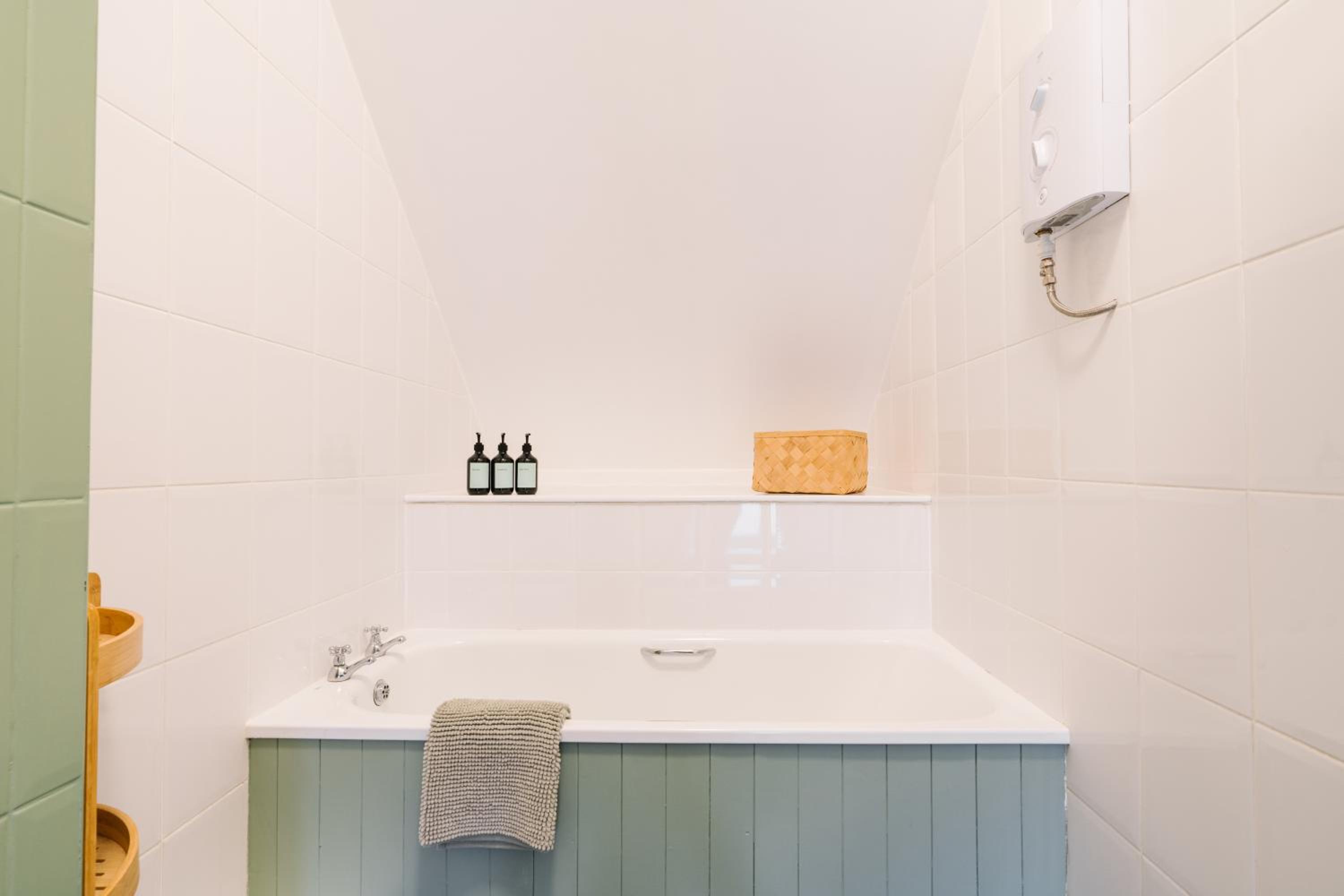Unique cottage with outdoor bath, dog-friendly stay