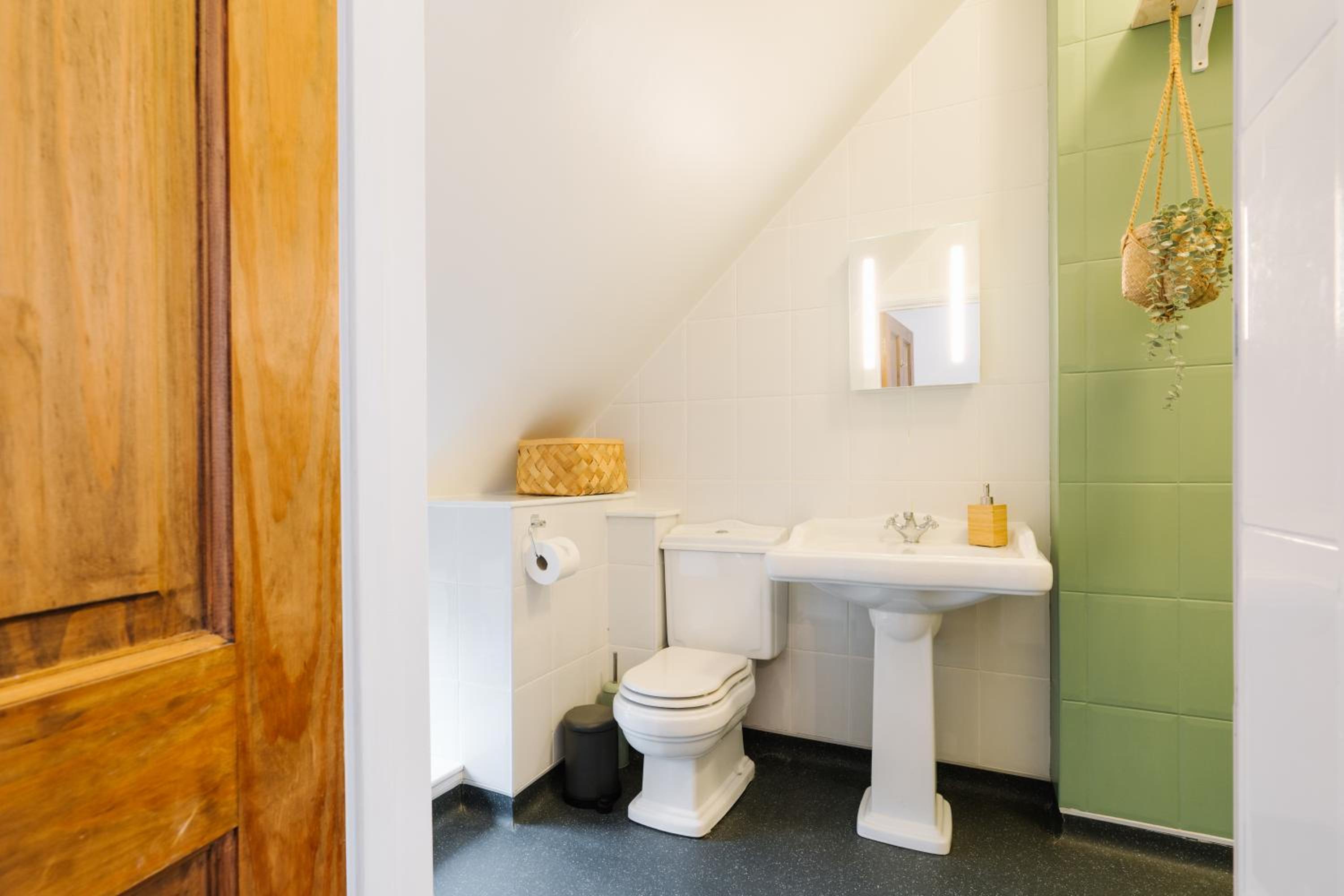 Unique cottage with outdoor bath, dog-friendly stay
