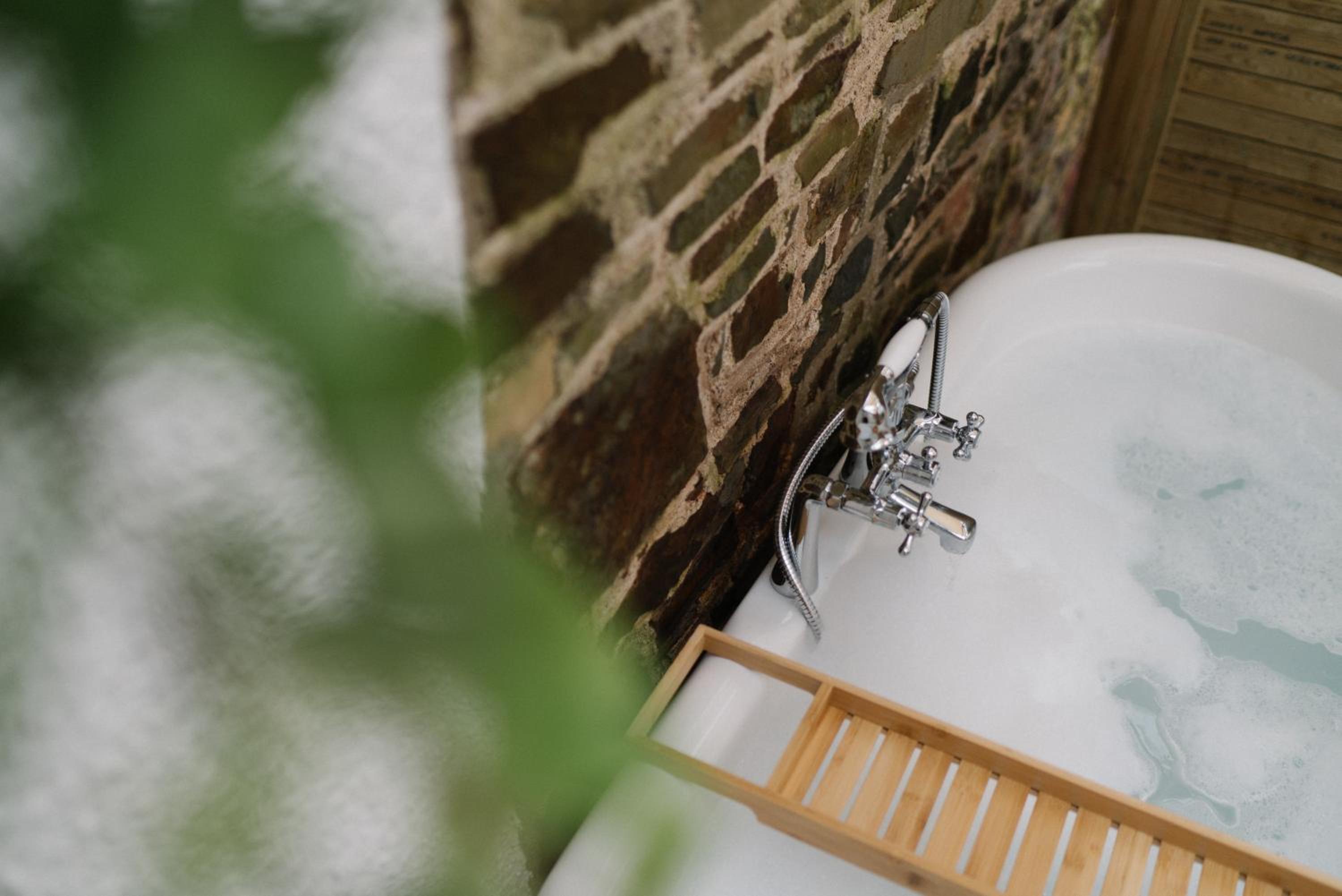 Unique cottage with outdoor bath, dog-friendly stay