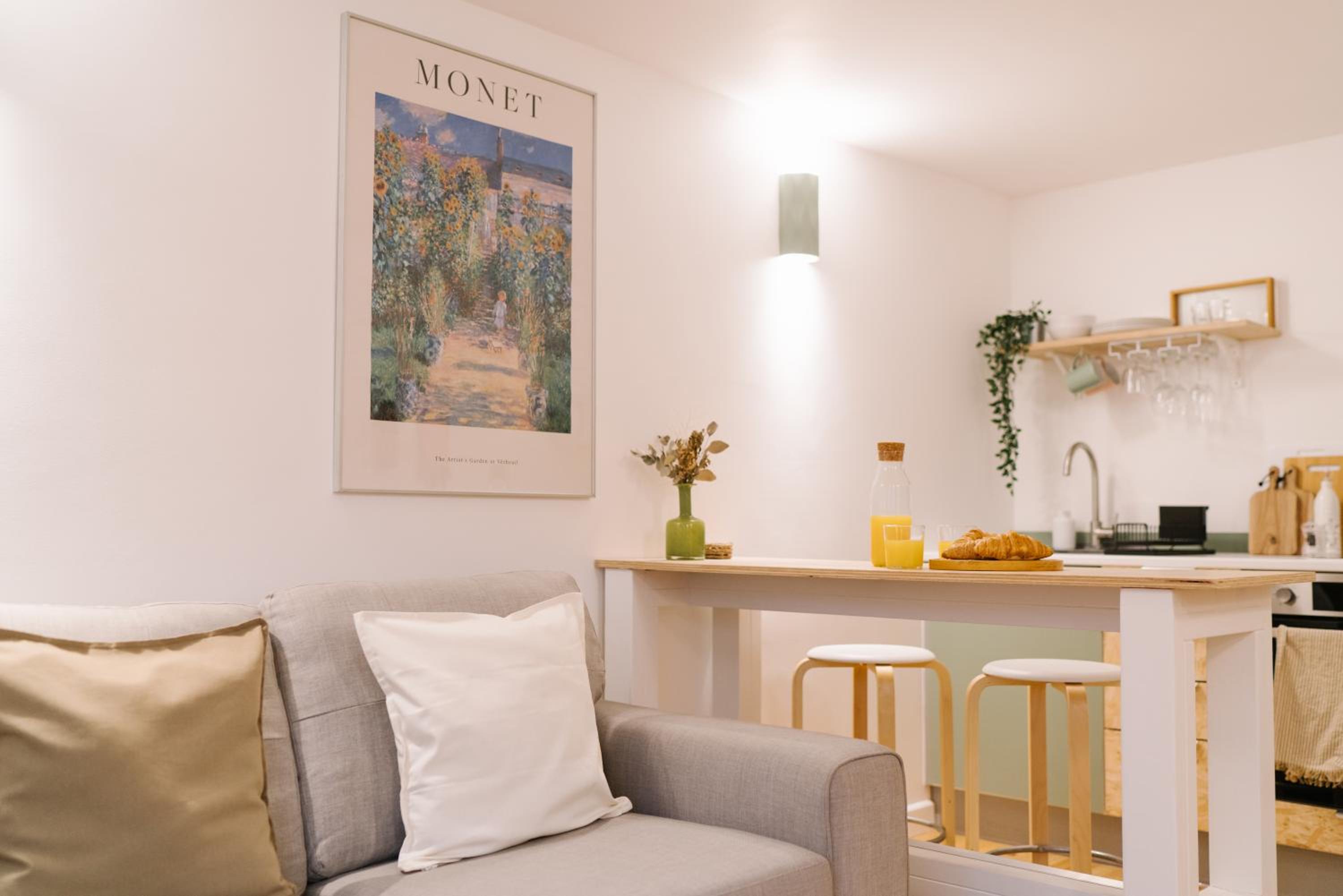 Unique cottage with outdoor bath, dog-friendly stay