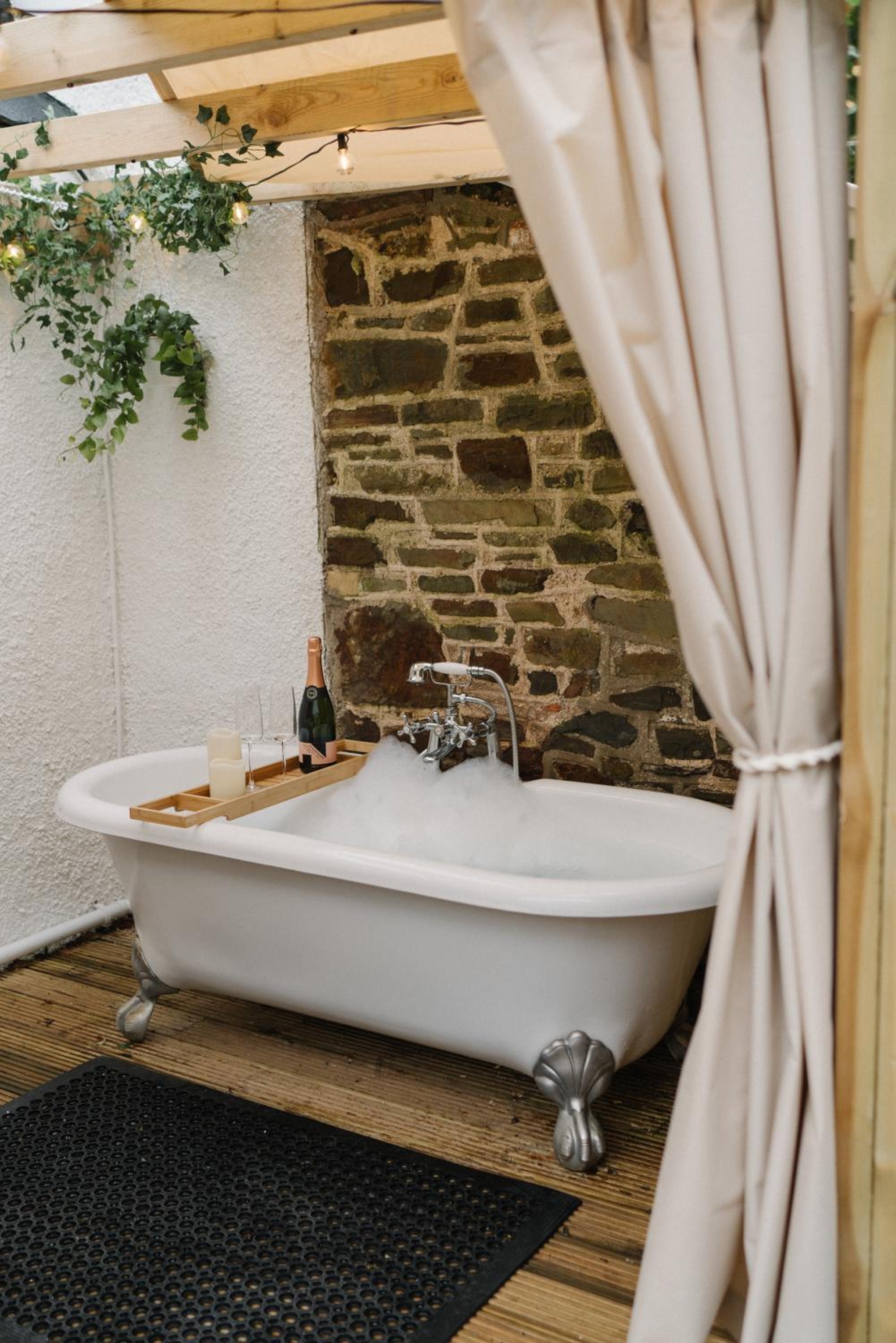 Unique cottage with outdoor bath, dog-friendly stay