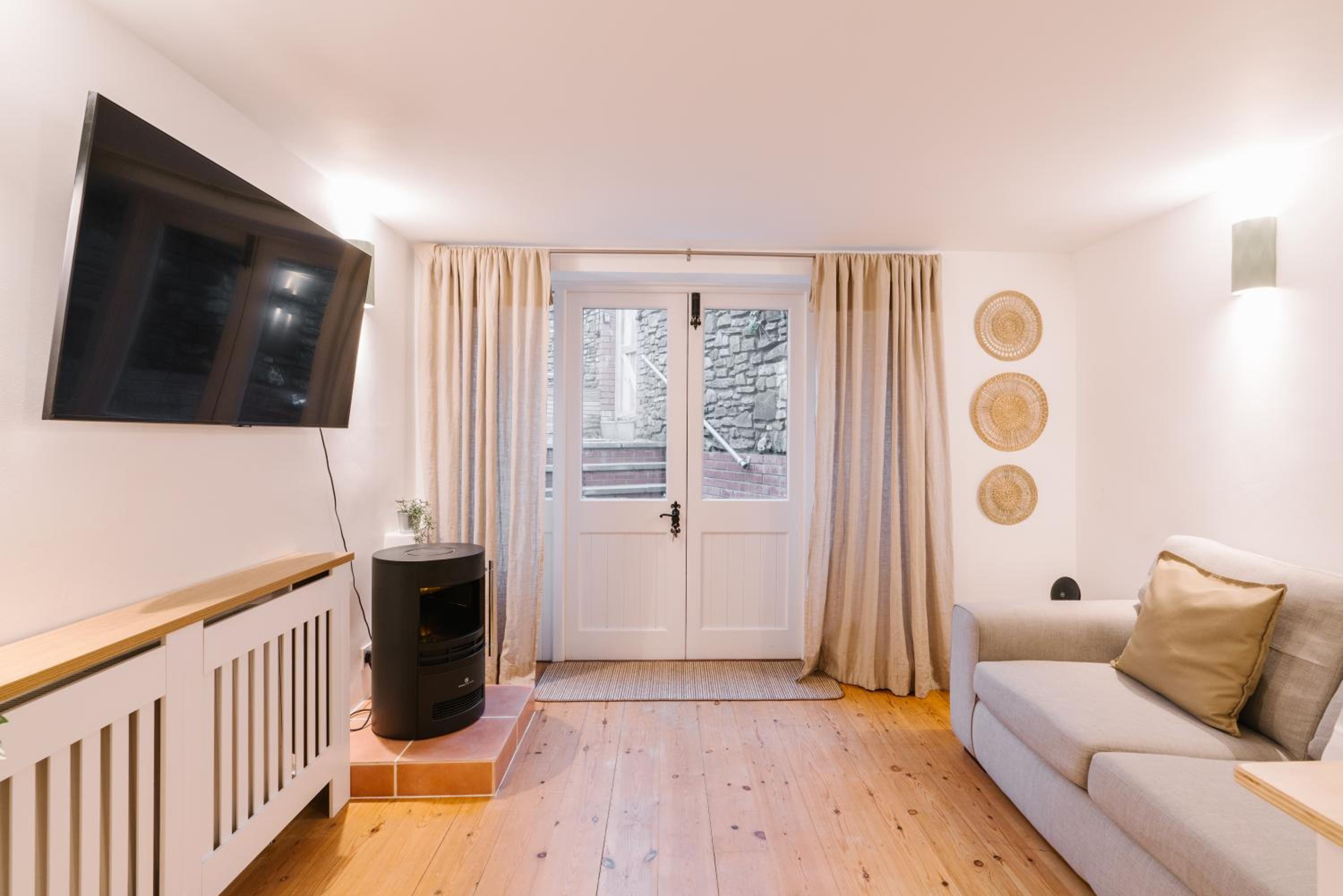 Unique cottage with outdoor bath, dog-friendly stay
