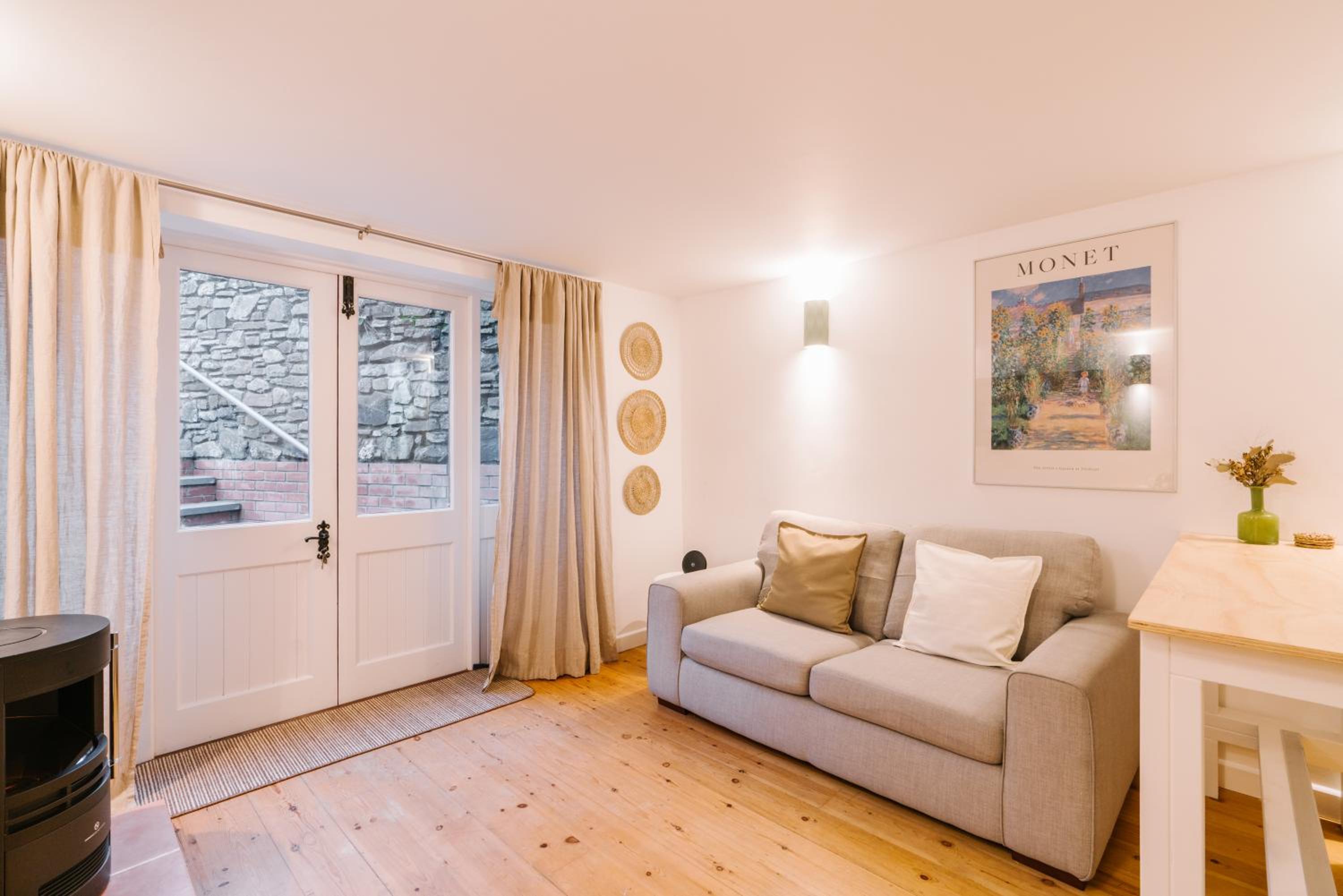 Unique cottage with outdoor bath, dog-friendly stay