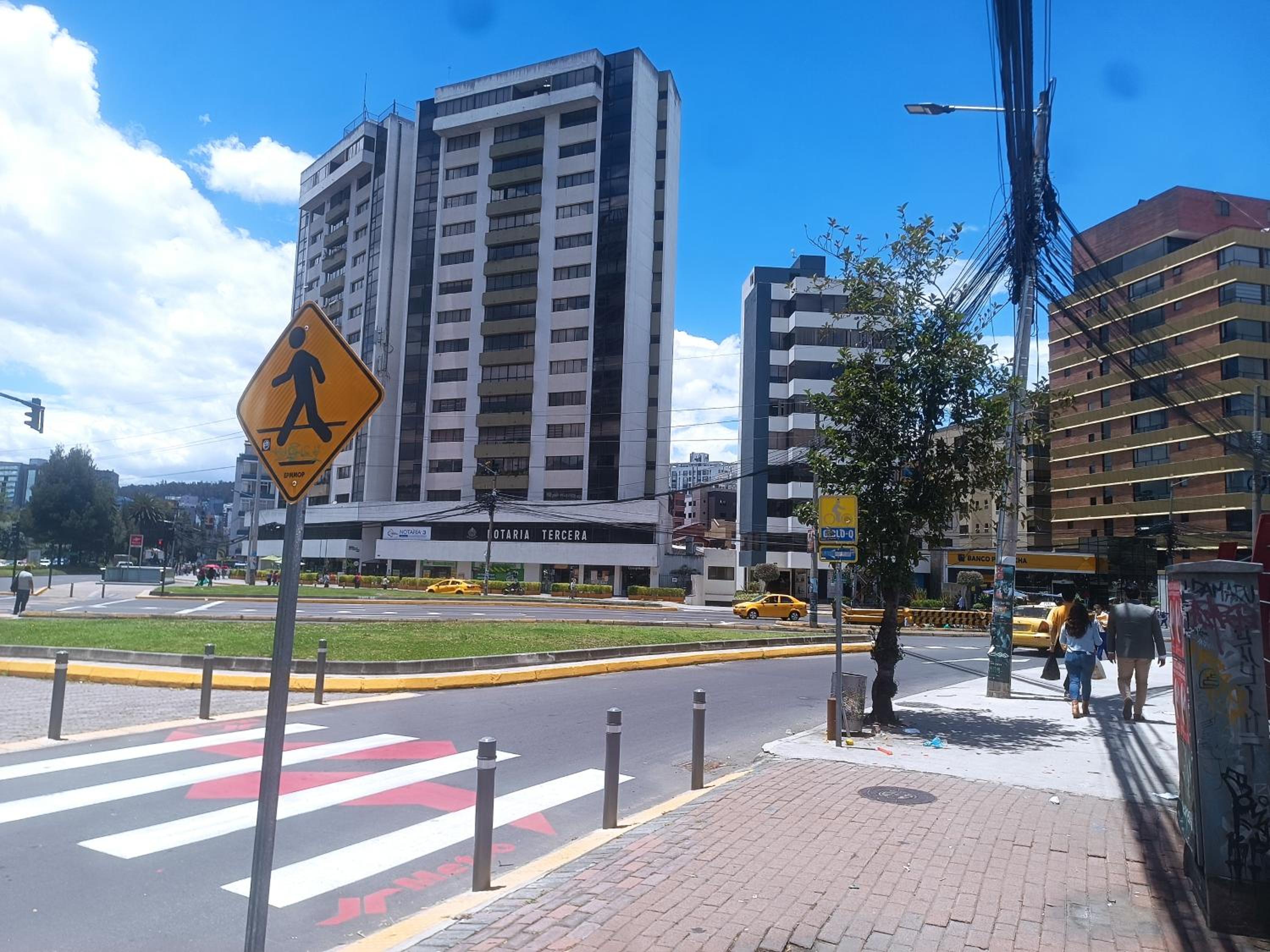 704 Suite frente La Carolina CC El Jardín Quito view 2