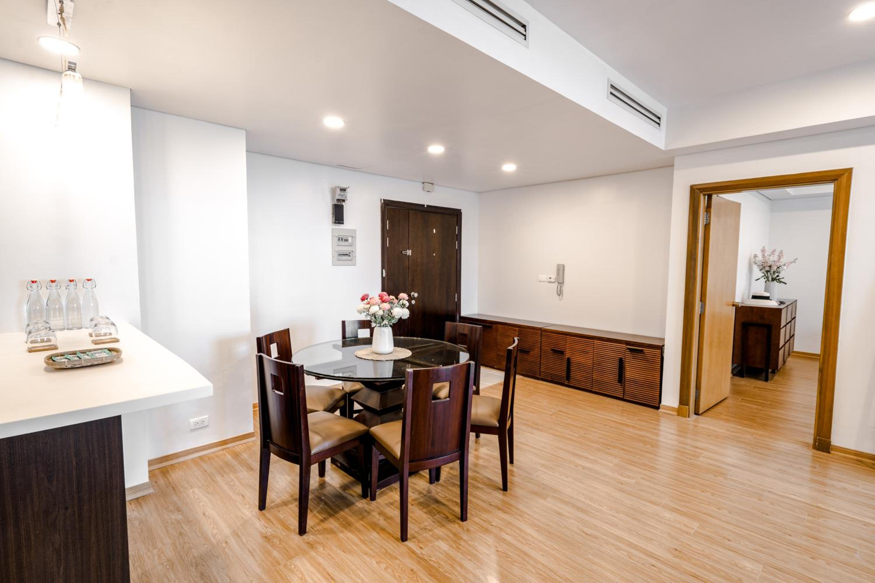 WECOZY Pacific - Spacious Apartment, Train Station Side