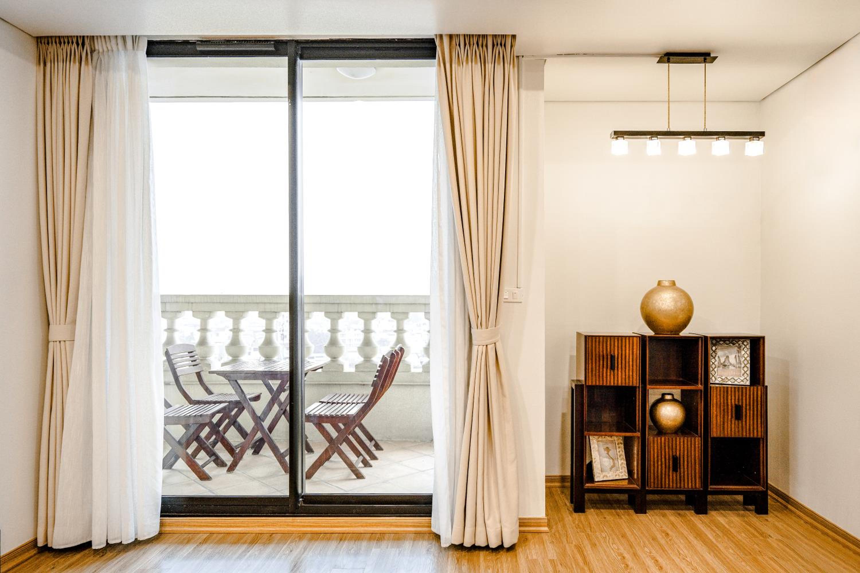 WECOZY Pacific - Spacious Apartment, Train Station Side
