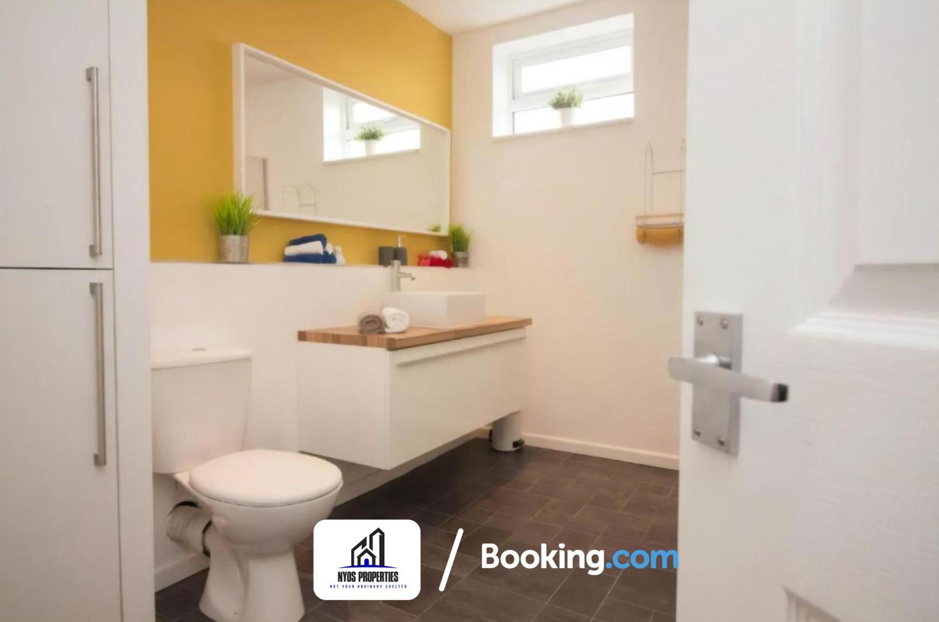Modern 3 bed Terraced House By NYOS PROPERTIES Short Lets & Serviced Accommodation Manchester With Free WiFi photo 3