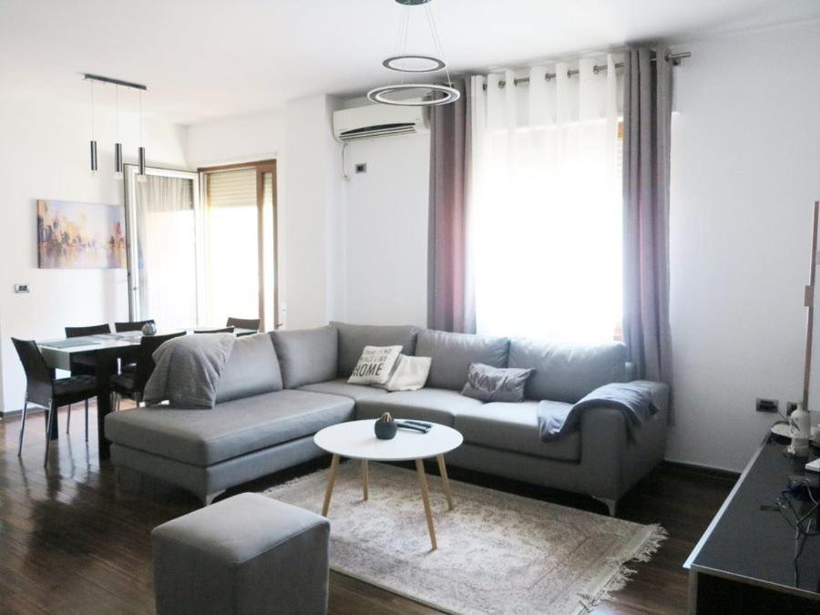 Nys Spacious Apartment