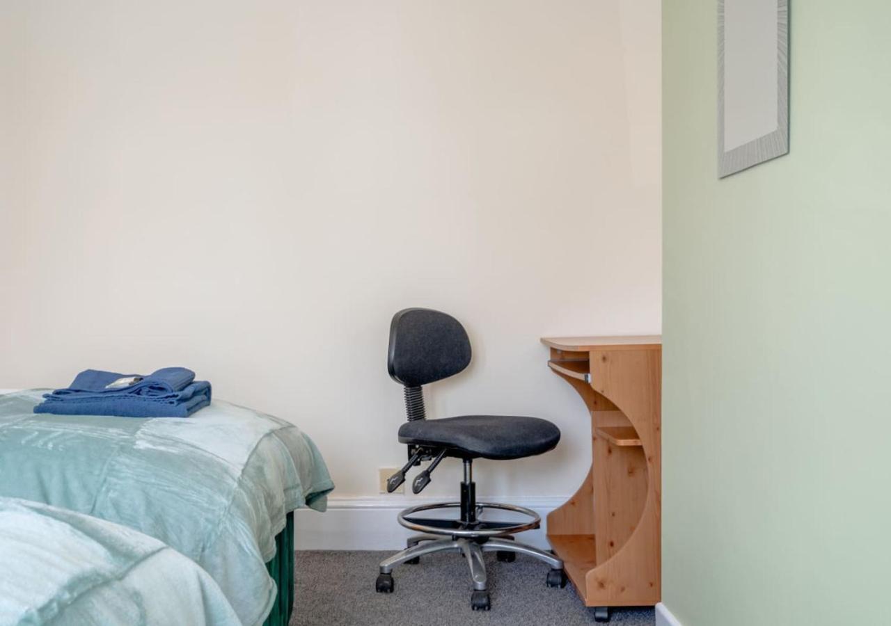 Uksas 4 bed house Free parking view 5