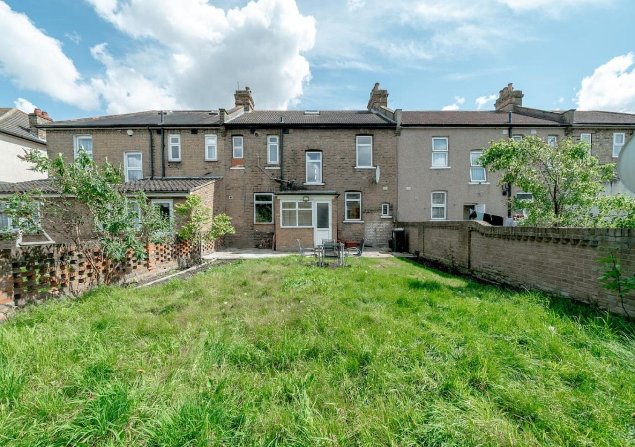 Uksas 4 bed house Free parking view 2