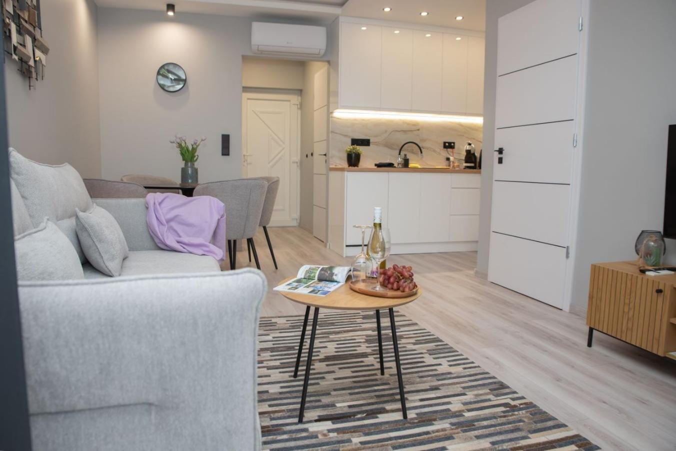 Marina Luxury Aparment view 3