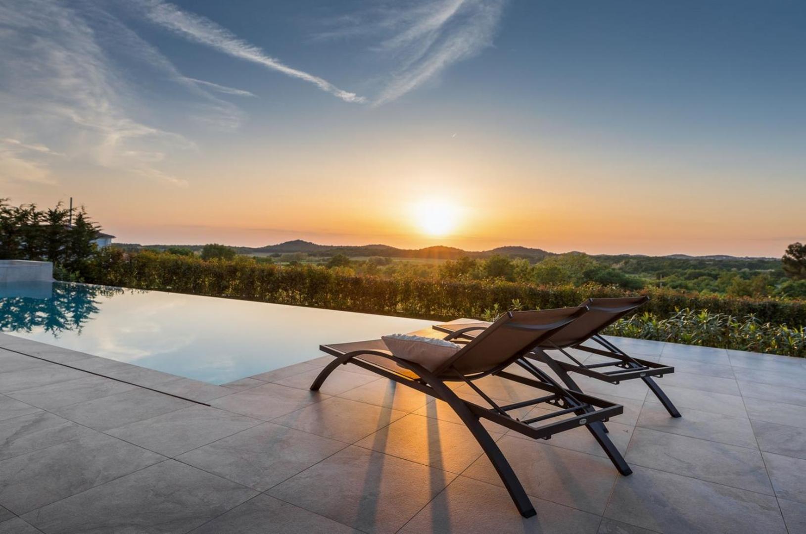 Villa Lumi - with private pool, sauna, outdoor jacuzzi, fitness room, table tennis