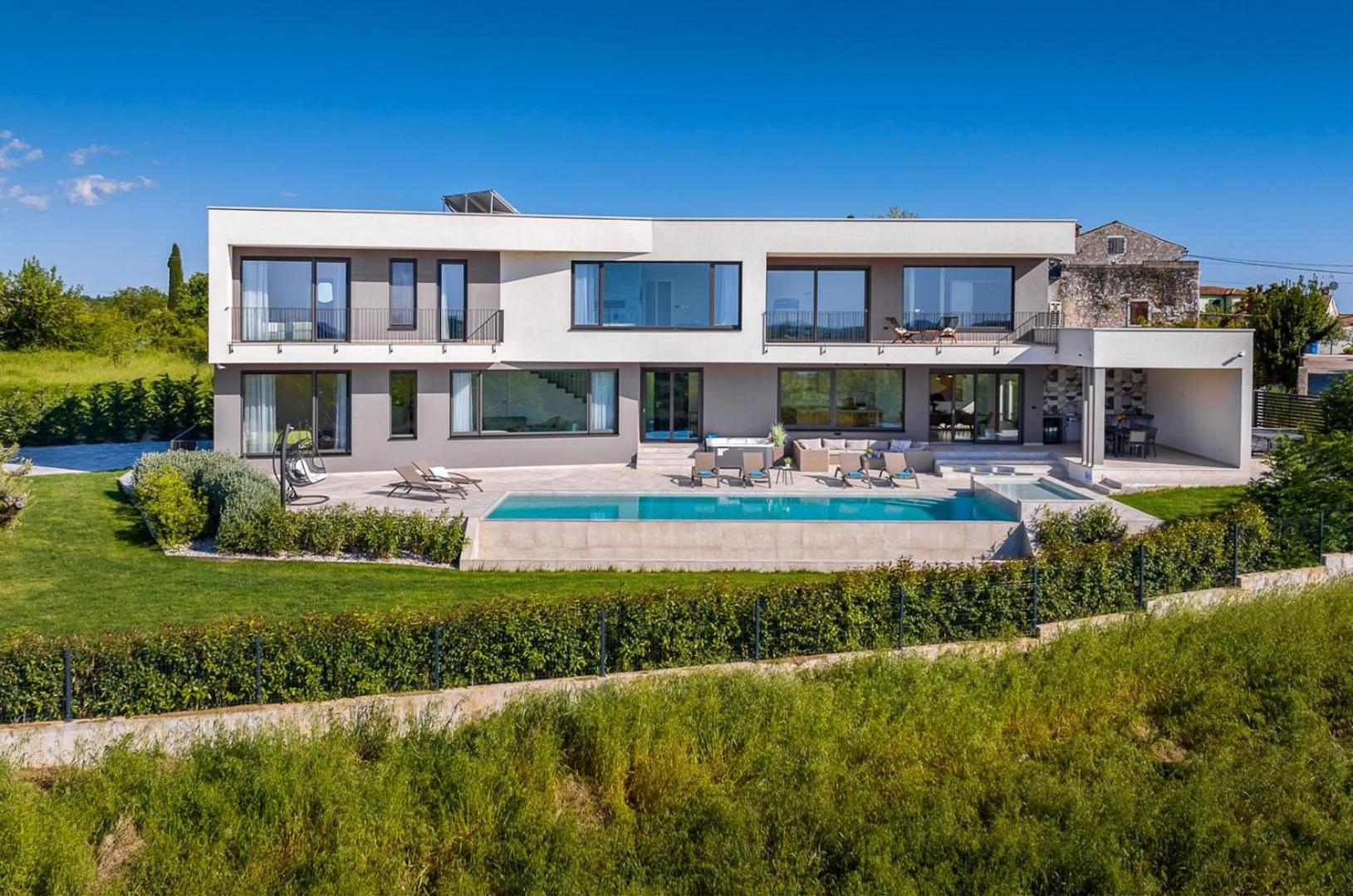 Villa Lumi - with private pool, sauna, outdoor jacuzzi, fitness room, table tennis