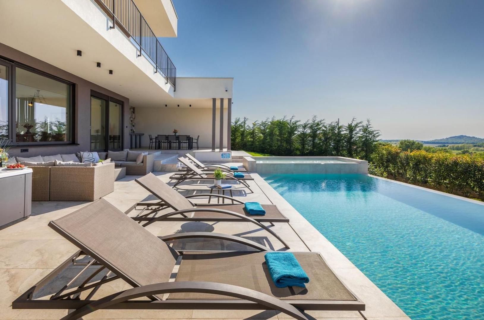 Villa Lumi - with private pool, sauna, outdoor jacuzzi, fitness room, table tennis