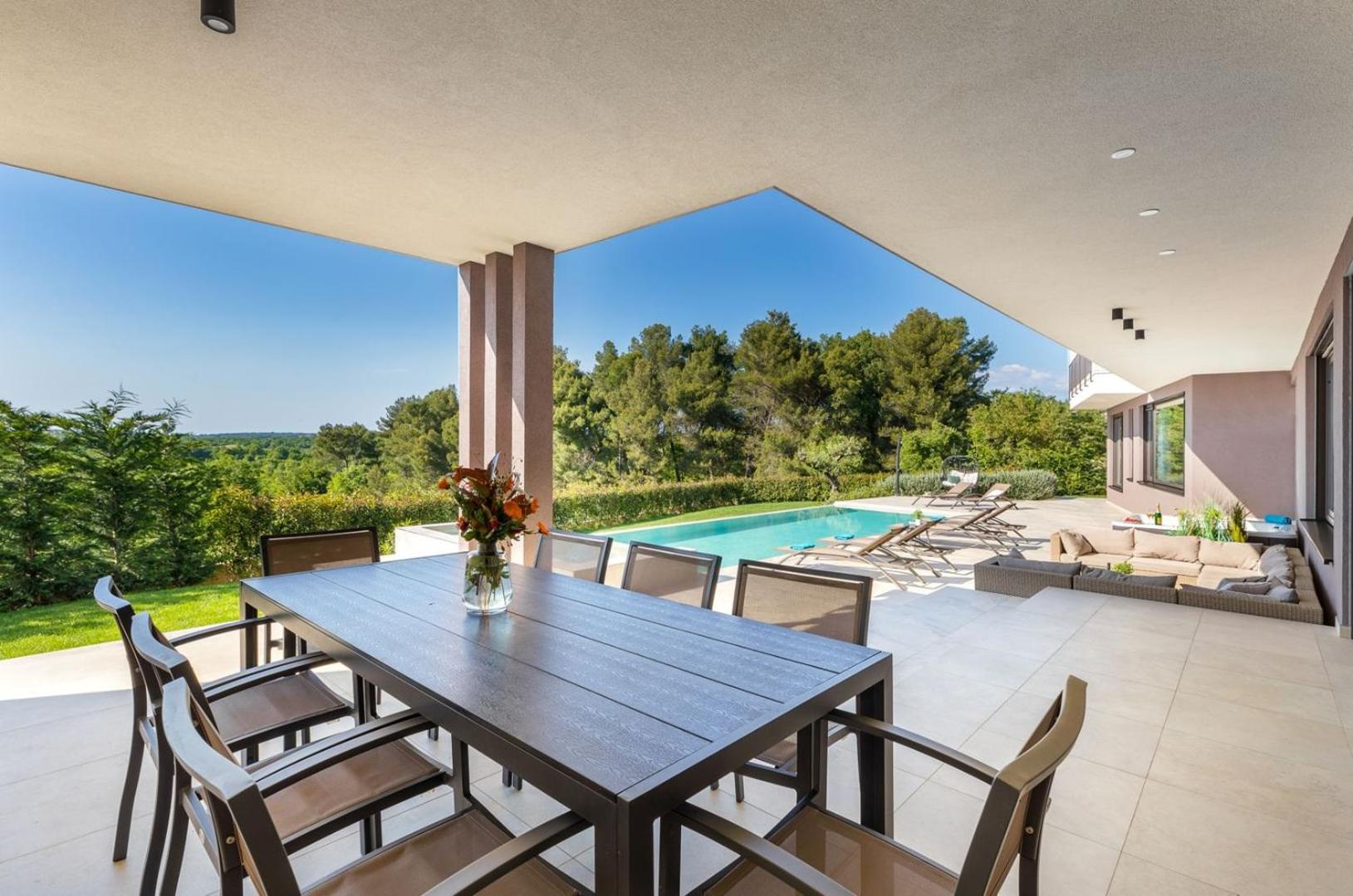 Villa Lumi - with private pool, sauna, outdoor jacuzzi, fitness room, table tennis