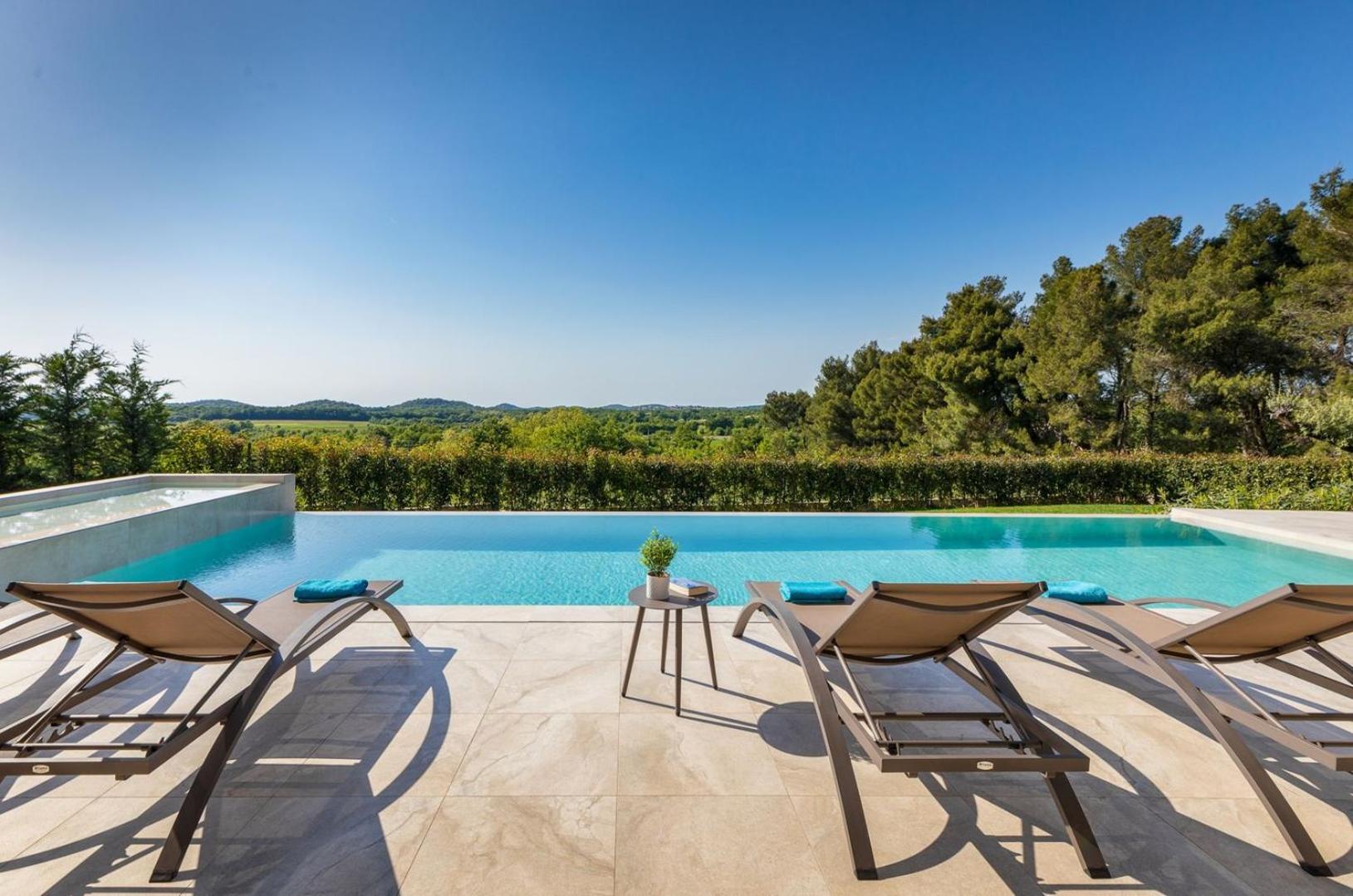 Villa Lumi - with private pool, sauna, outdoor jacuzzi, fitness room, table tennis