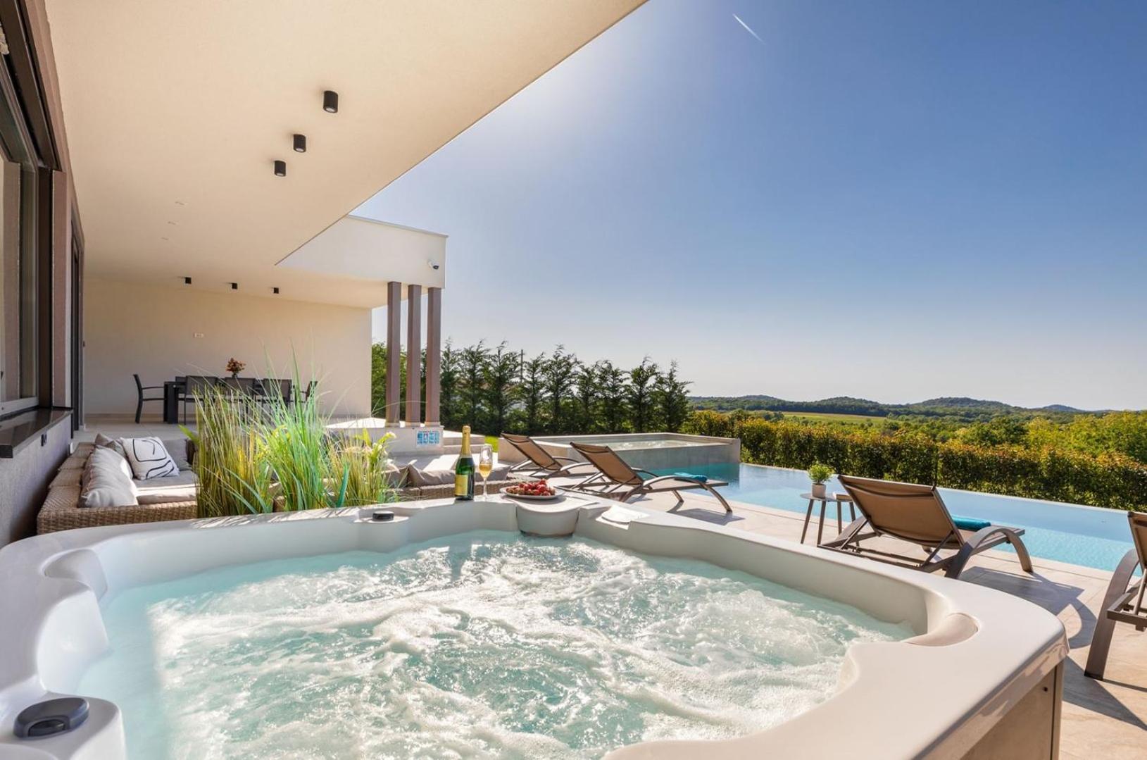 Villa Lumi - with private pool, sauna, outdoor jacuzzi, fitness room, table tennis