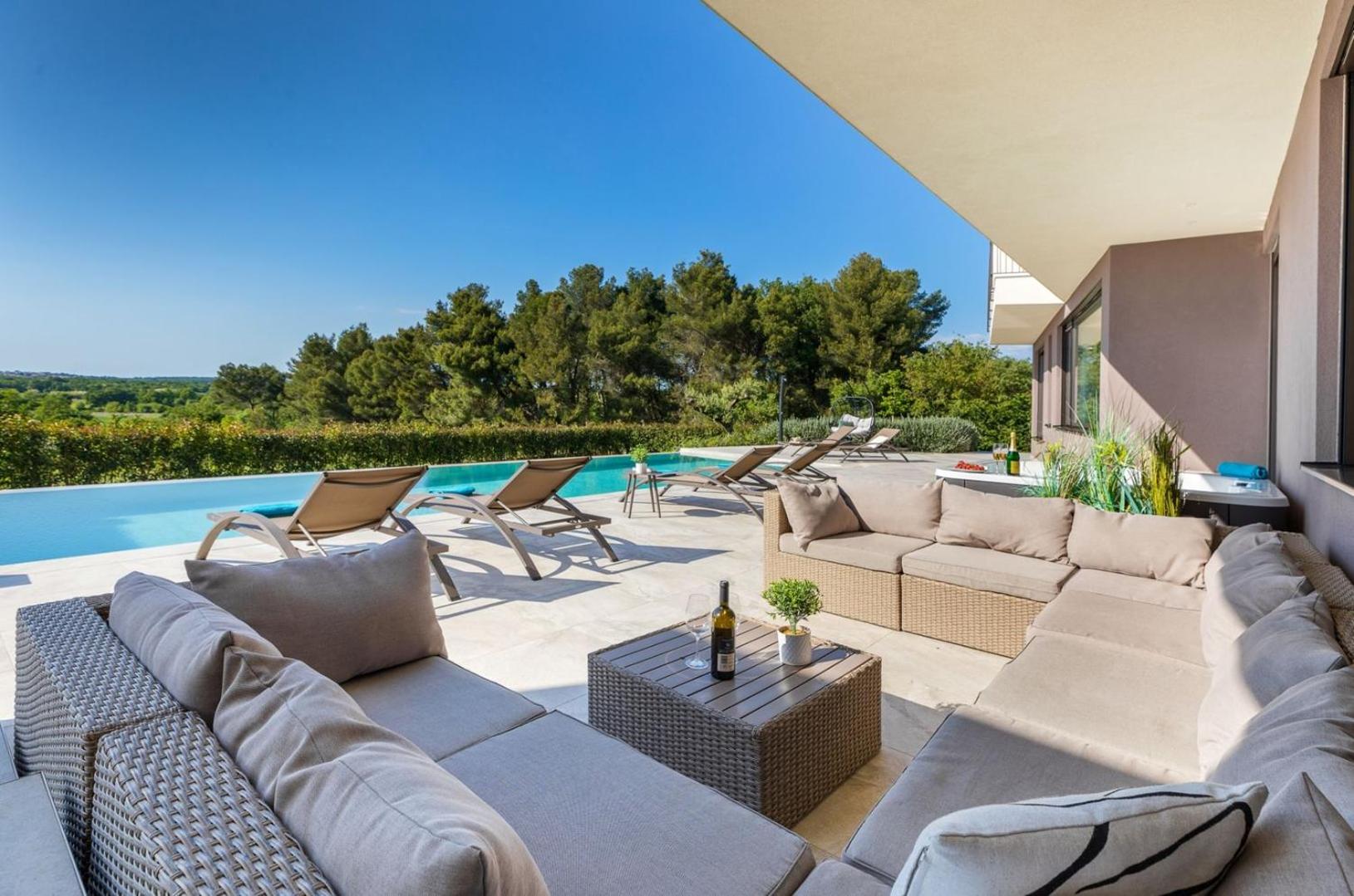 Villa Lumi - with private pool, sauna, outdoor jacuzzi, fitness room, table tennis
