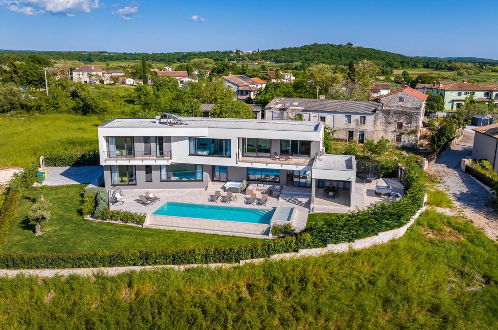 Villa Lumi - with private pool, sauna, outdoor jacuzzi, fitness room, table tennis