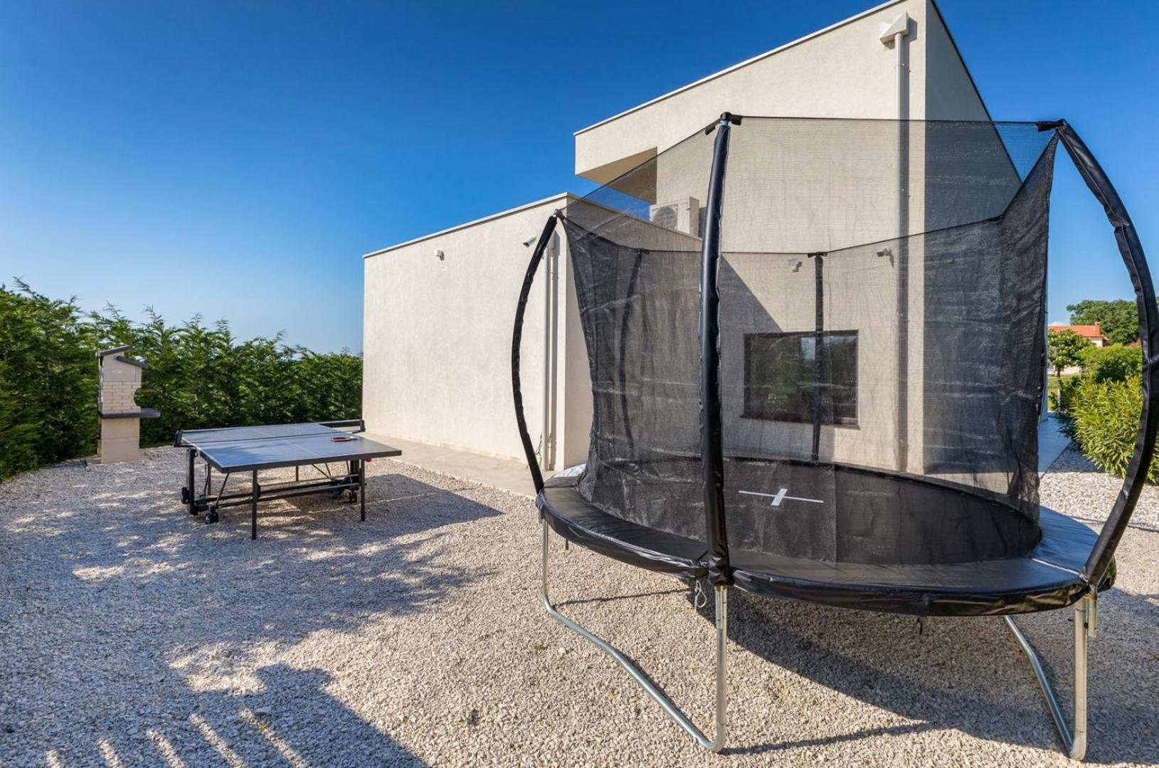 Villa Lumi - with private pool, sauna, outdoor jacuzzi, fitness room, table tennis