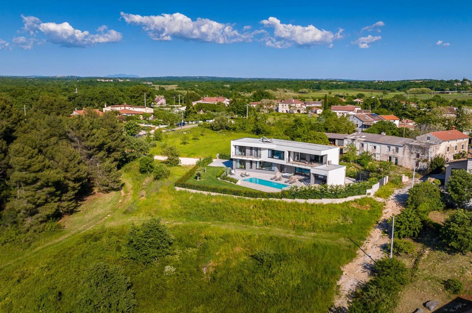 Villa Lumi - with private pool, sauna, outdoor jacuzzi, fitness room, table tennis