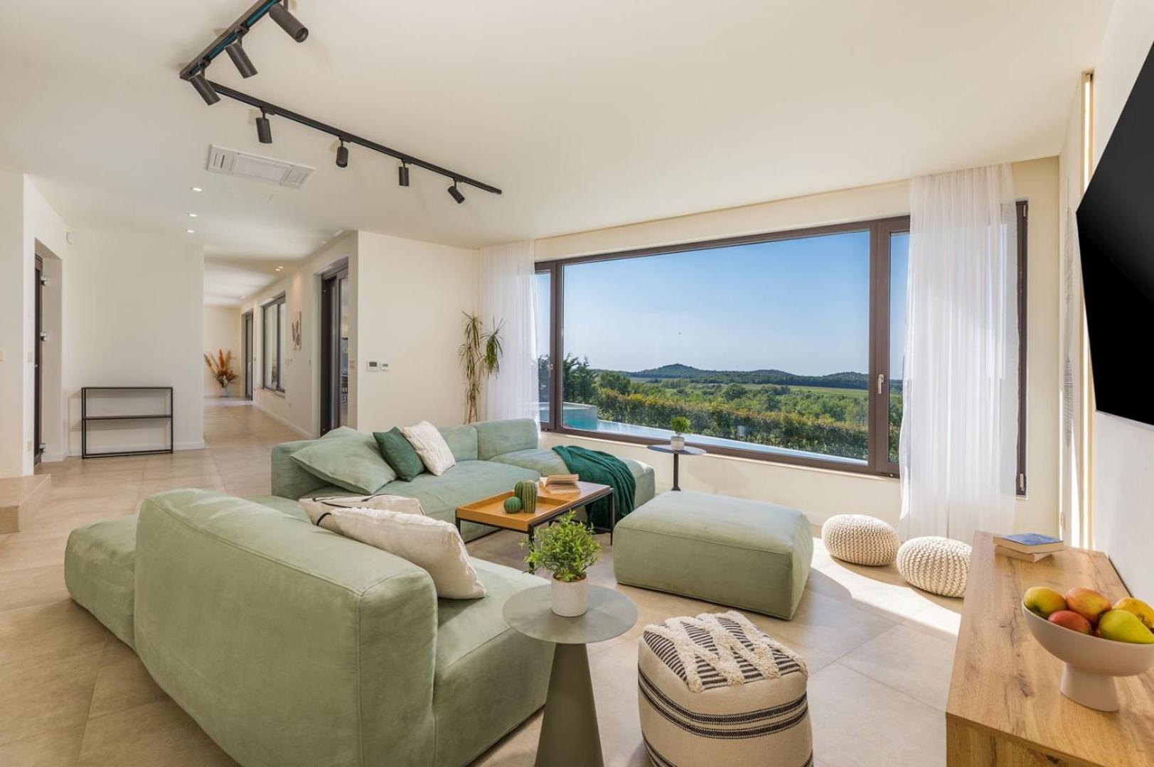 Villa Lumi - with private pool, sauna, outdoor jacuzzi, fitness room, table tennis