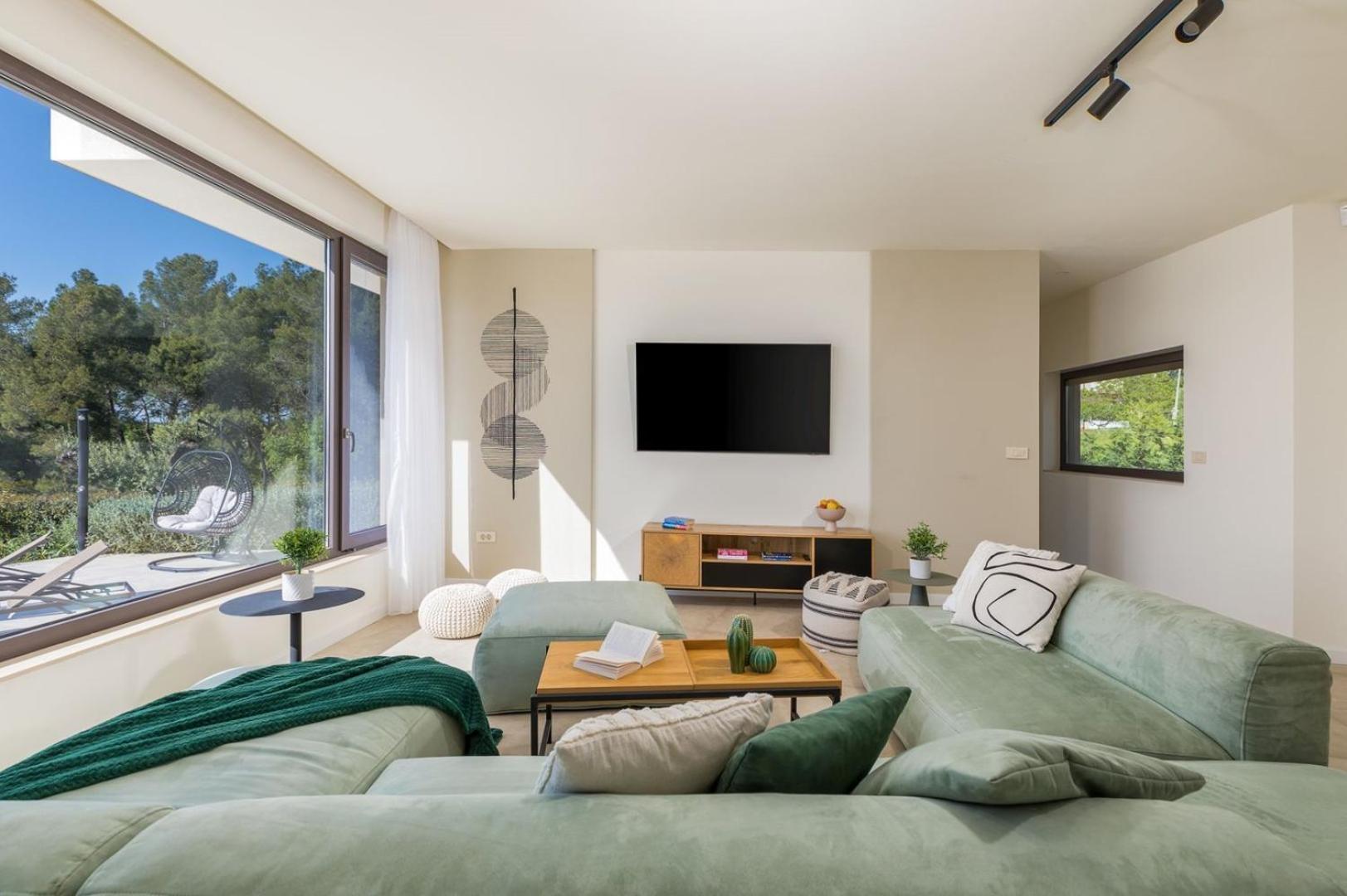 Villa Lumi - with private pool, sauna, outdoor jacuzzi, fitness room, table tennis