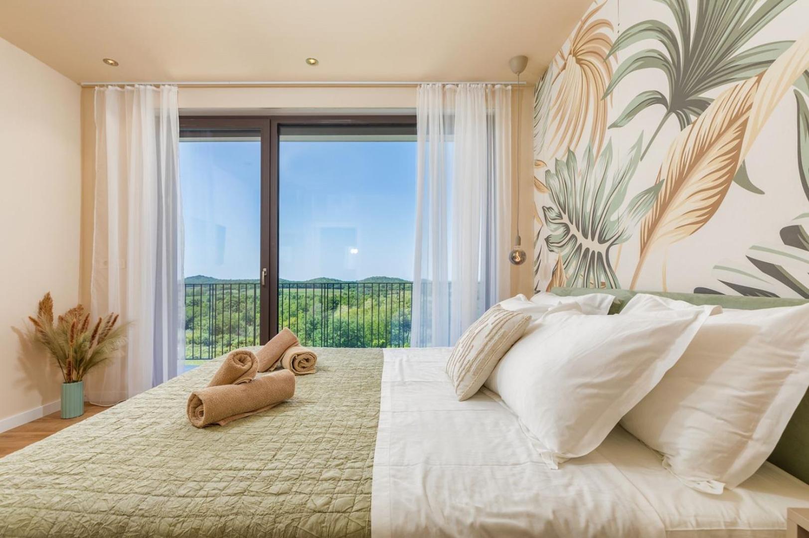 Villa Lumi - with private pool, sauna, outdoor jacuzzi, fitness room, table tennis