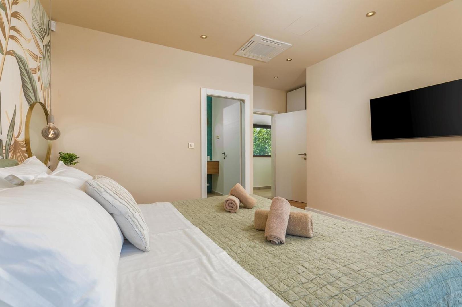 Villa Lumi - with private pool, sauna, outdoor jacuzzi, fitness room, table tennis