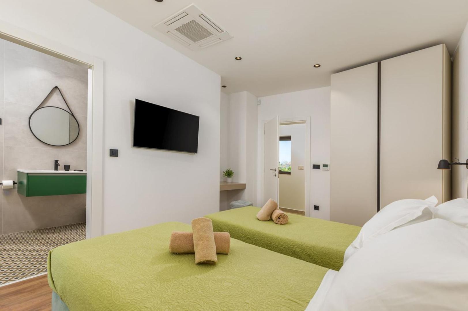 Villa Lumi - with private pool, sauna, outdoor jacuzzi, fitness room, table tennis