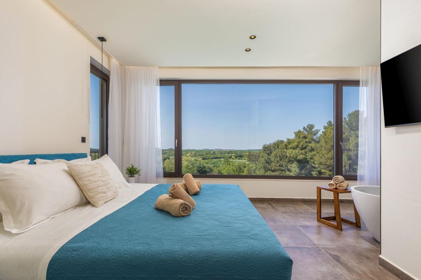 Villa Lumi - with private pool, sauna, outdoor jacuzzi, fitness room, table tennis