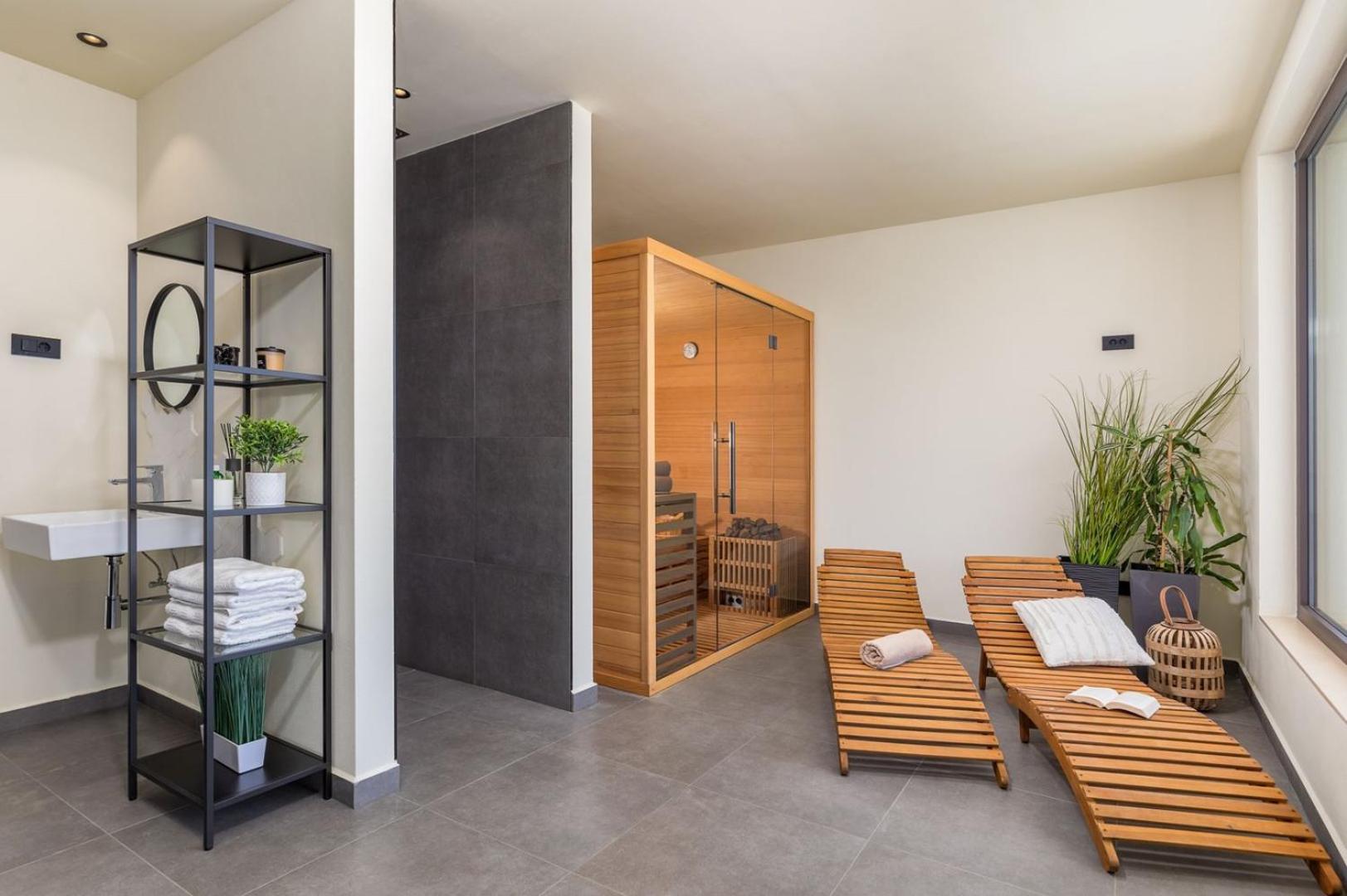 Villa Lumi - with private pool, sauna, outdoor jacuzzi, fitness room, table tennis