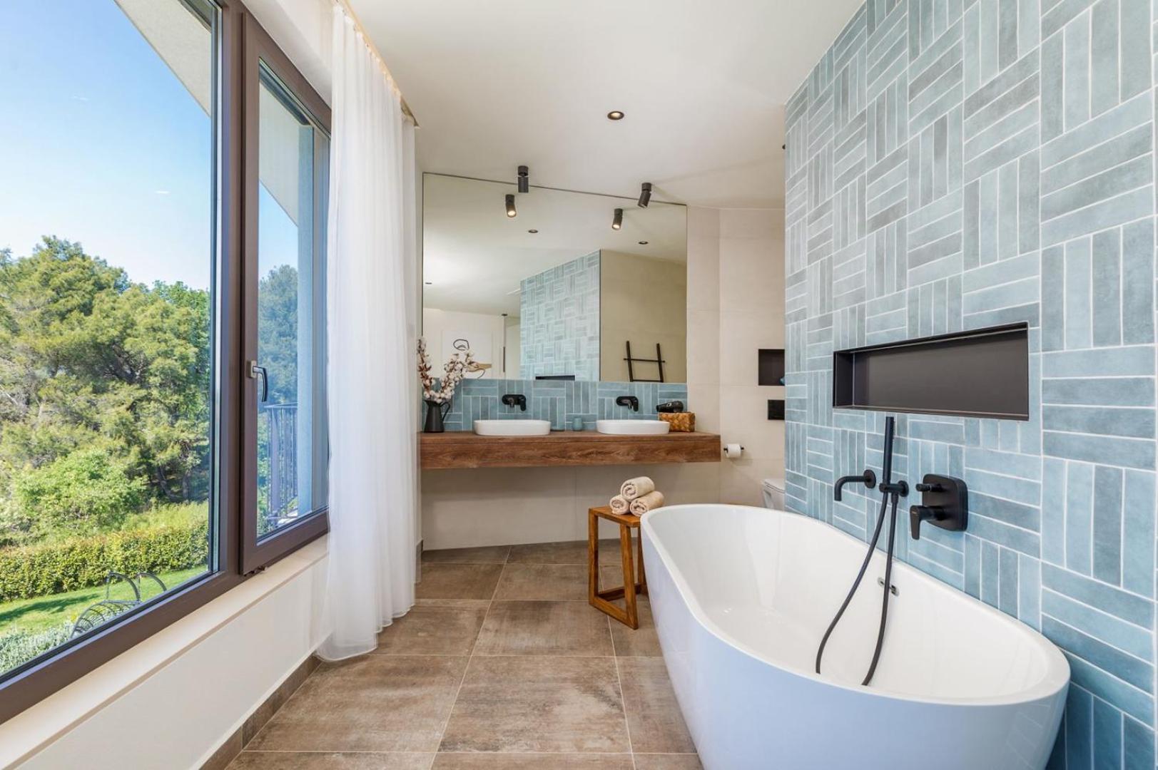 Villa Lumi - with private pool, sauna, outdoor jacuzzi, fitness room, table tennis