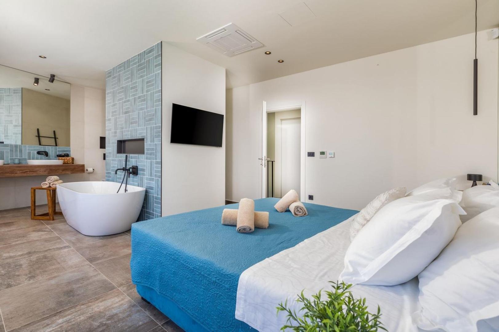 Villa Lumi - with private pool, sauna, outdoor jacuzzi, fitness room, table tennis