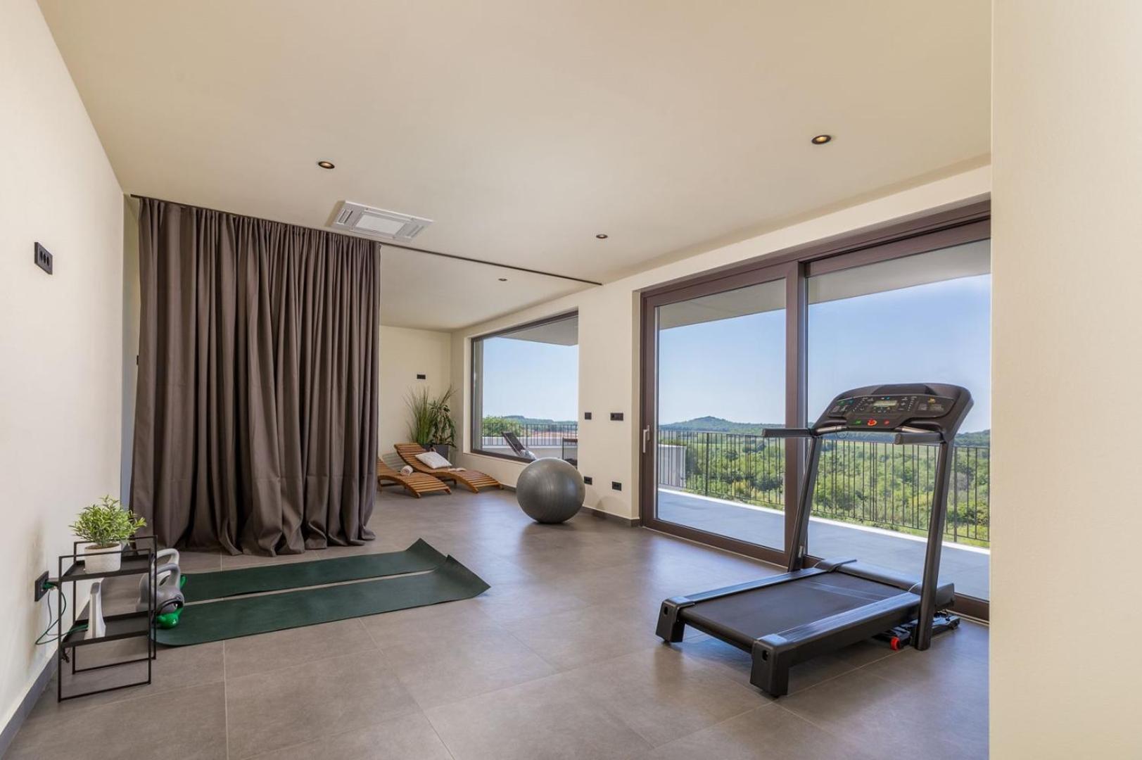 Villa Lumi - with private pool, sauna, outdoor jacuzzi, fitness room, table tennis