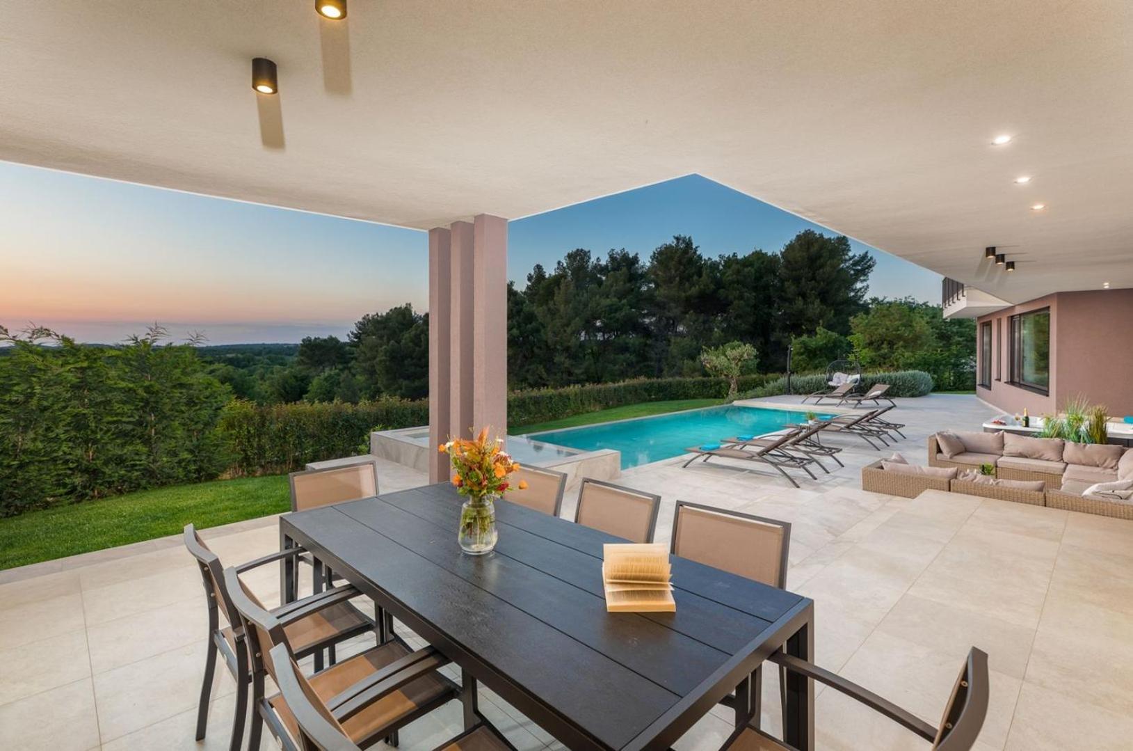 Villa Lumi - with private pool, sauna, outdoor jacuzzi, fitness room, table tennis