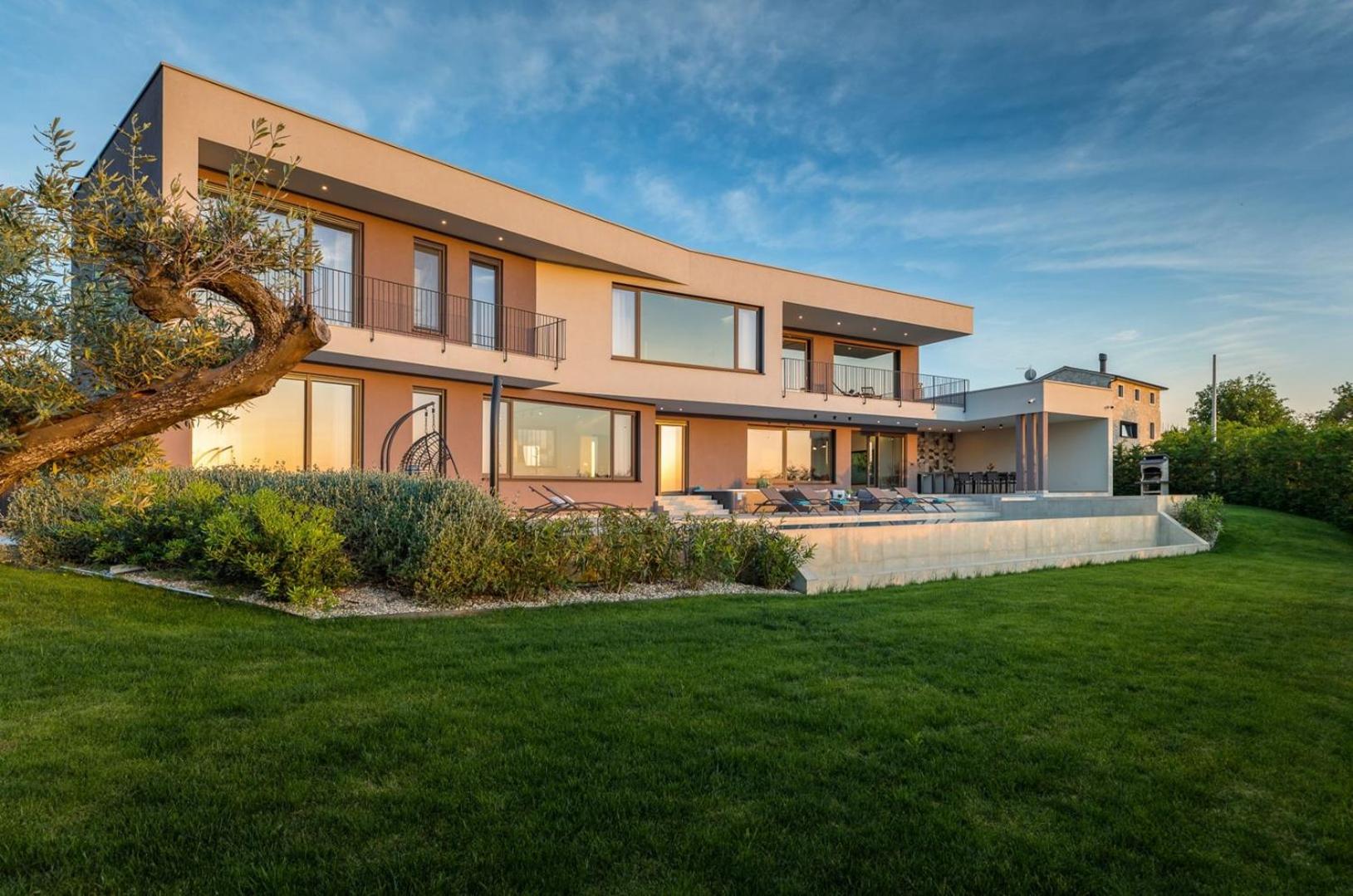Villa Lumi - with private pool, sauna, outdoor jacuzzi, fitness room, table tennis