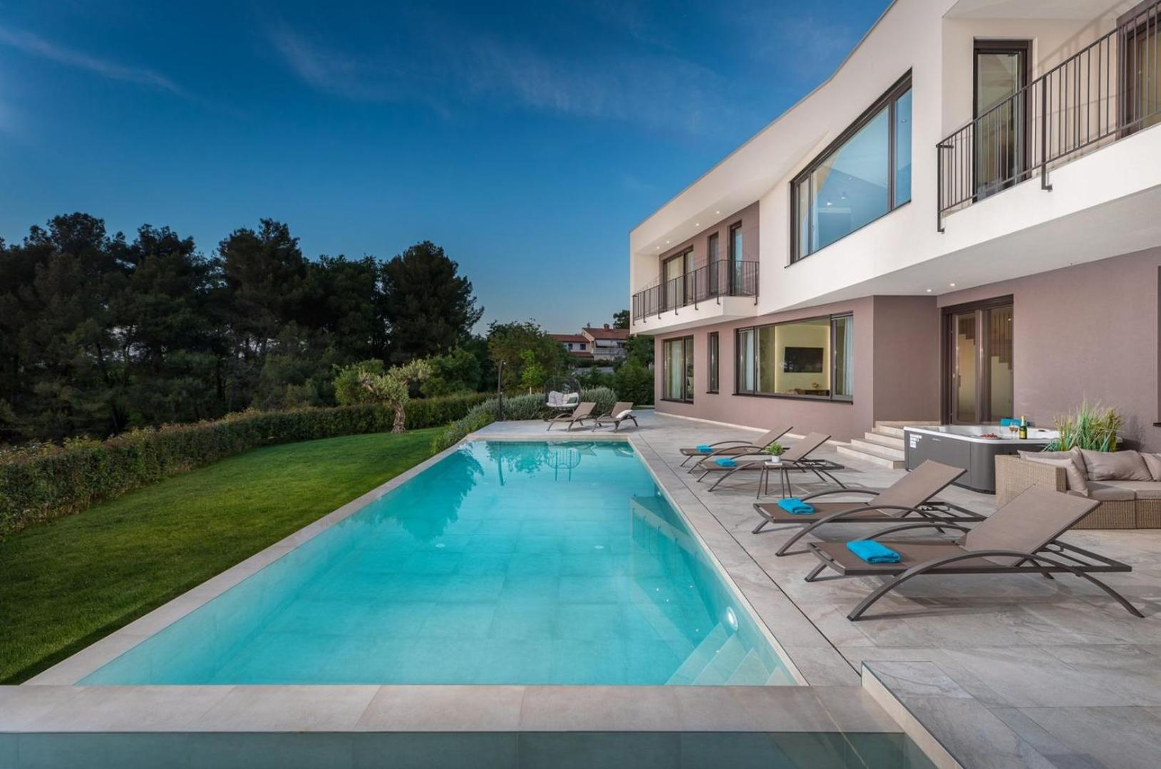 Villa Lumi - with private pool, sauna, outdoor jacuzzi, fitness room, table tennis