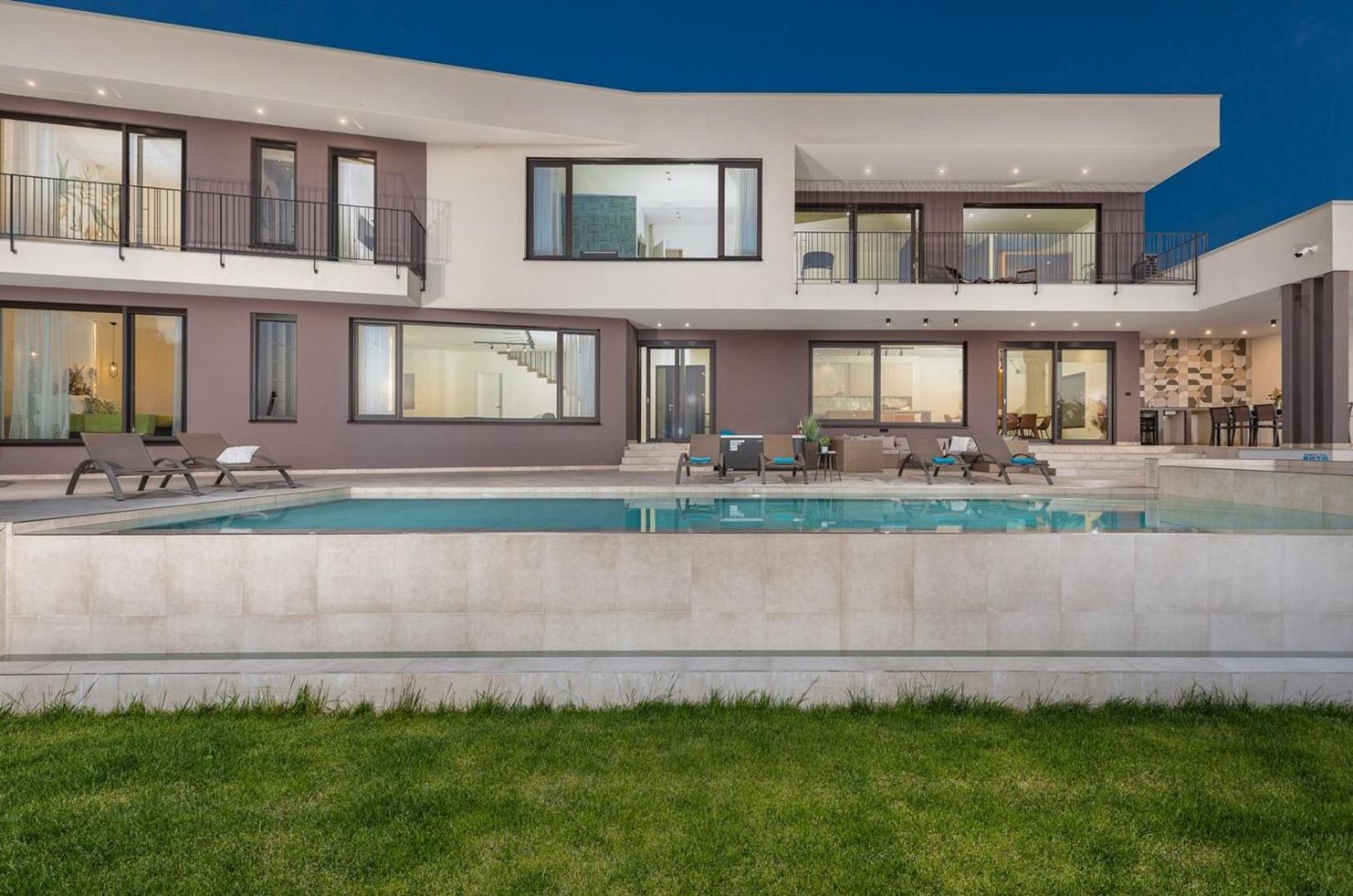 Villa Lumi - with private pool, sauna, outdoor jacuzzi, fitness room, table tennis