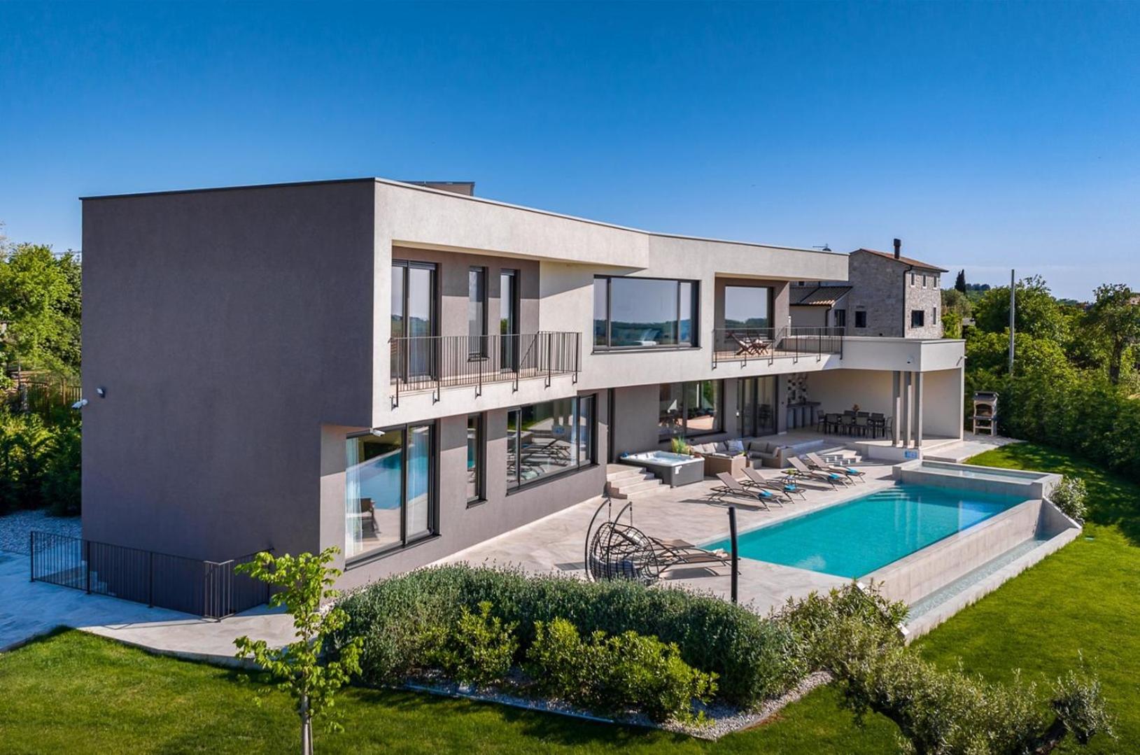 Villa Lumi - with private pool, sauna, outdoor jacuzzi, fitness room, table tennis