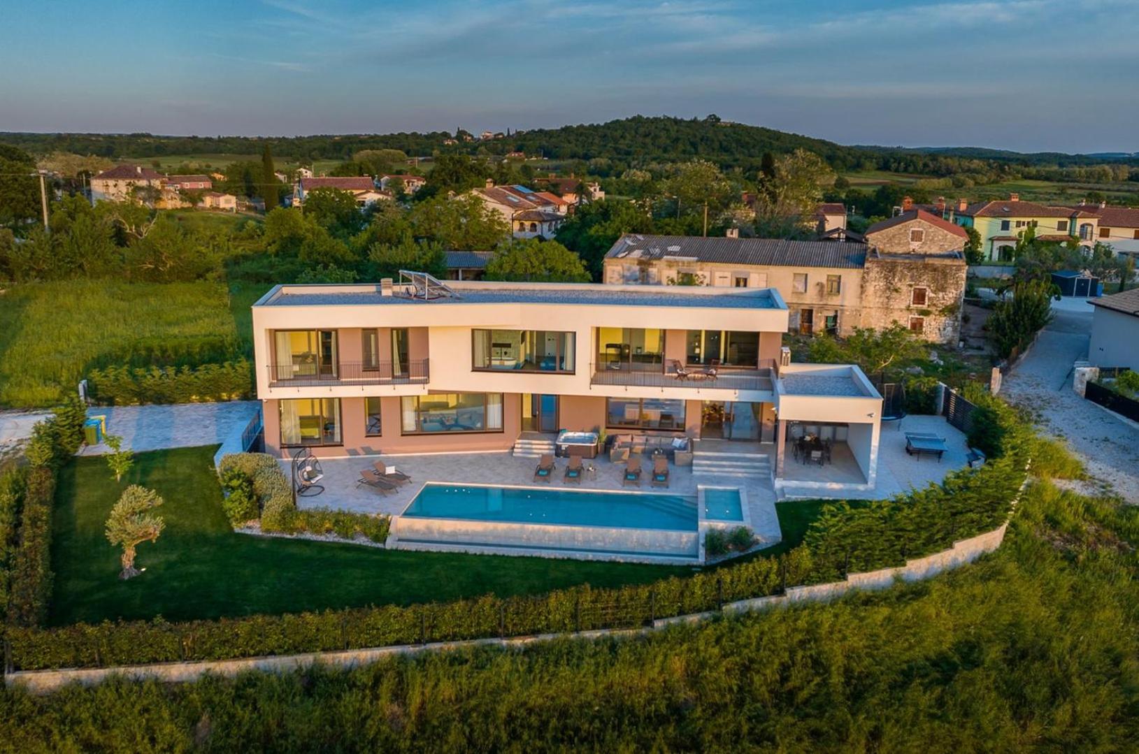 Villa Lumi - with private pool, sauna, outdoor jacuzzi, fitness room, table tennis
